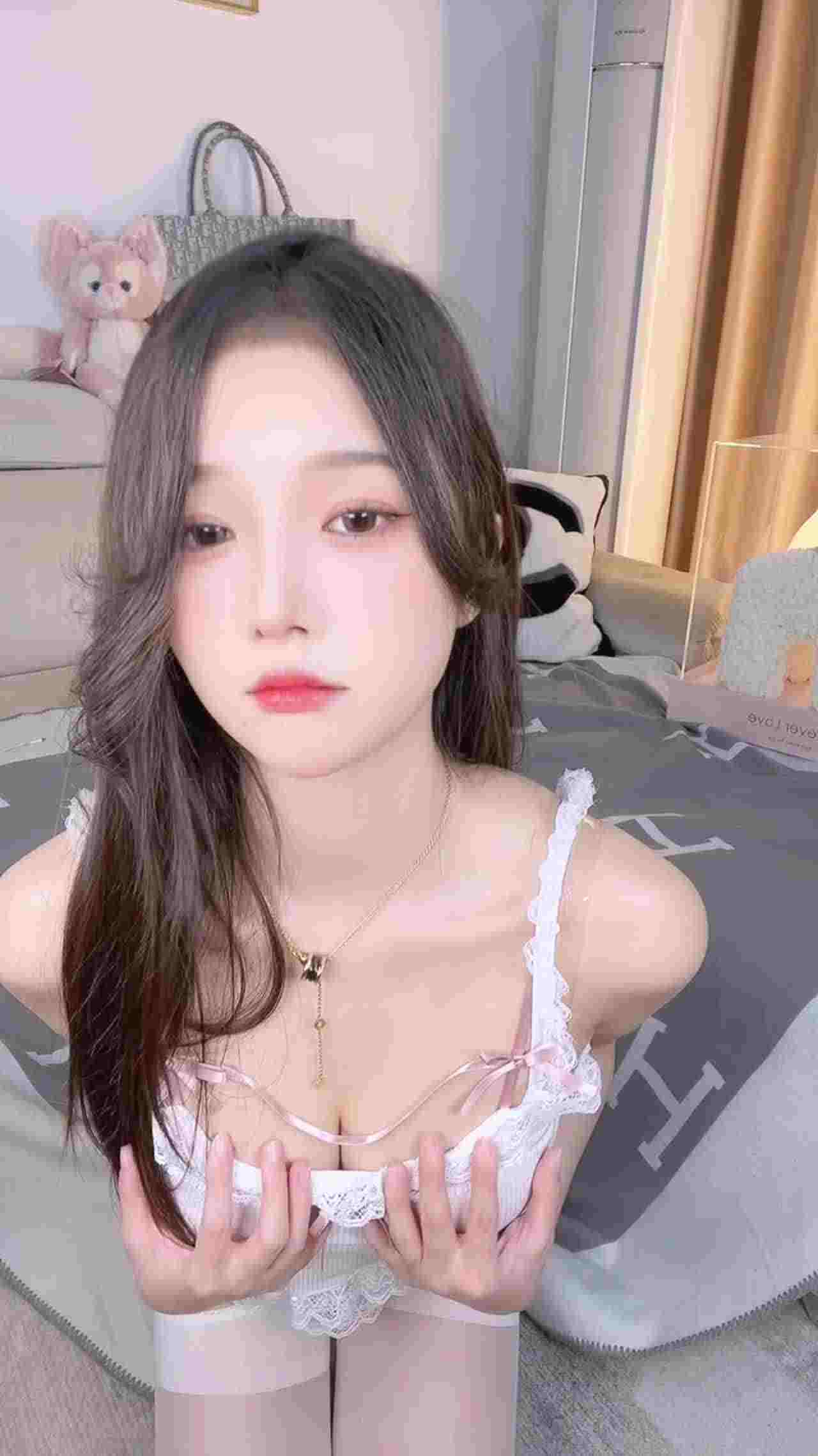  漂酿清纯正妹穿了好几套情趣套装私拍 超级反差骚 的剧照4