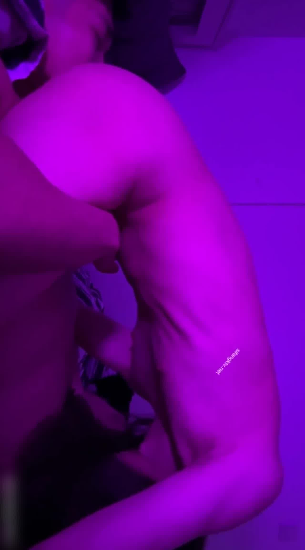  宋先生 女友不在家 叫炮友快过来开啪 的剧照1