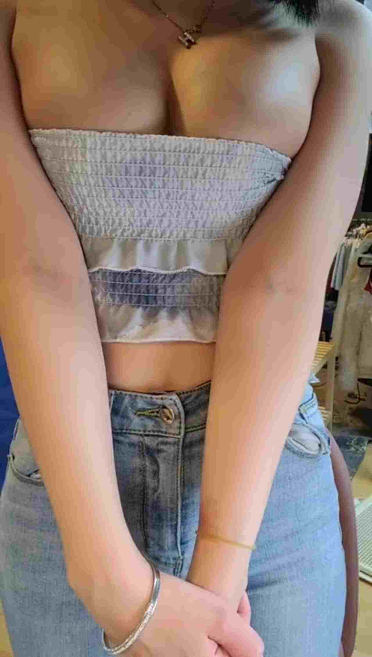  韩国女主播大方秀出自己的约泡专用淫荡衣柜 超辣牛仔裤 的剧照8