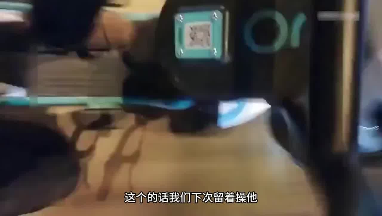  粉丝观众强烈要求：再次约炮23岁极品粉穴养生美容院老板娘，出大价钱让她穿着学生制服无套内射！ 的剧照1