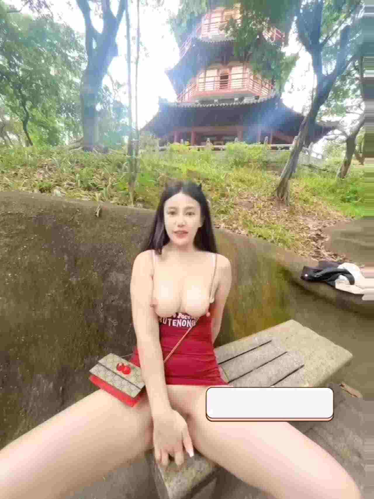  深圳嫩模网红反差小母狗来袭 户外调教大尺度漏出 喜欢当小母狗 的剧照6