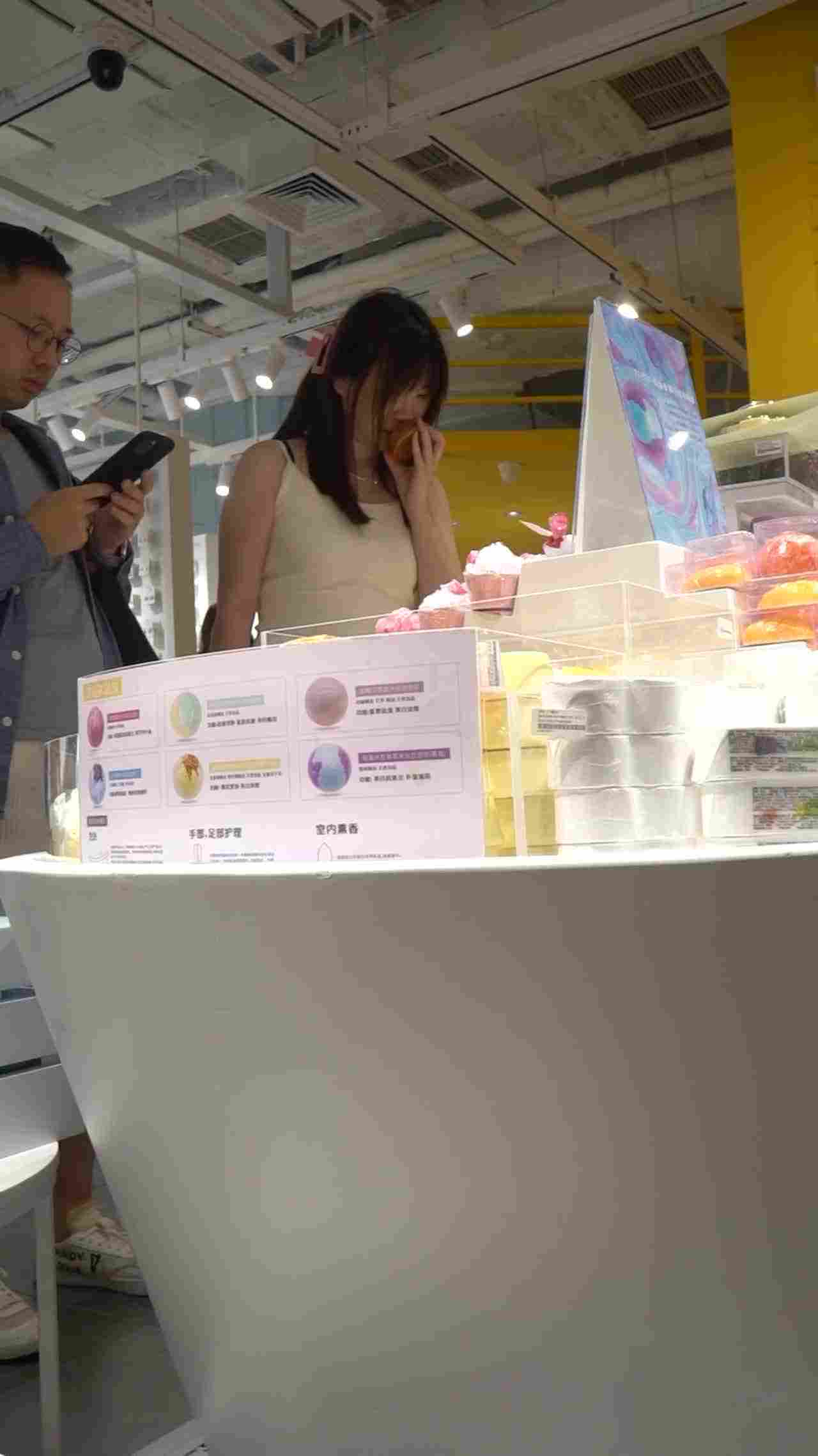  CD大师商场尾随偷拍几个美女裙底风光 白裙美女粉内正面蕾丝花纹微透 的剧照10