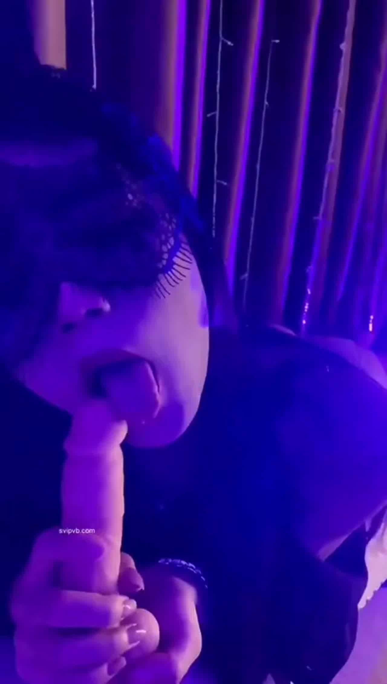  bunny vivian 夜店包相吸阳具 的剧照4