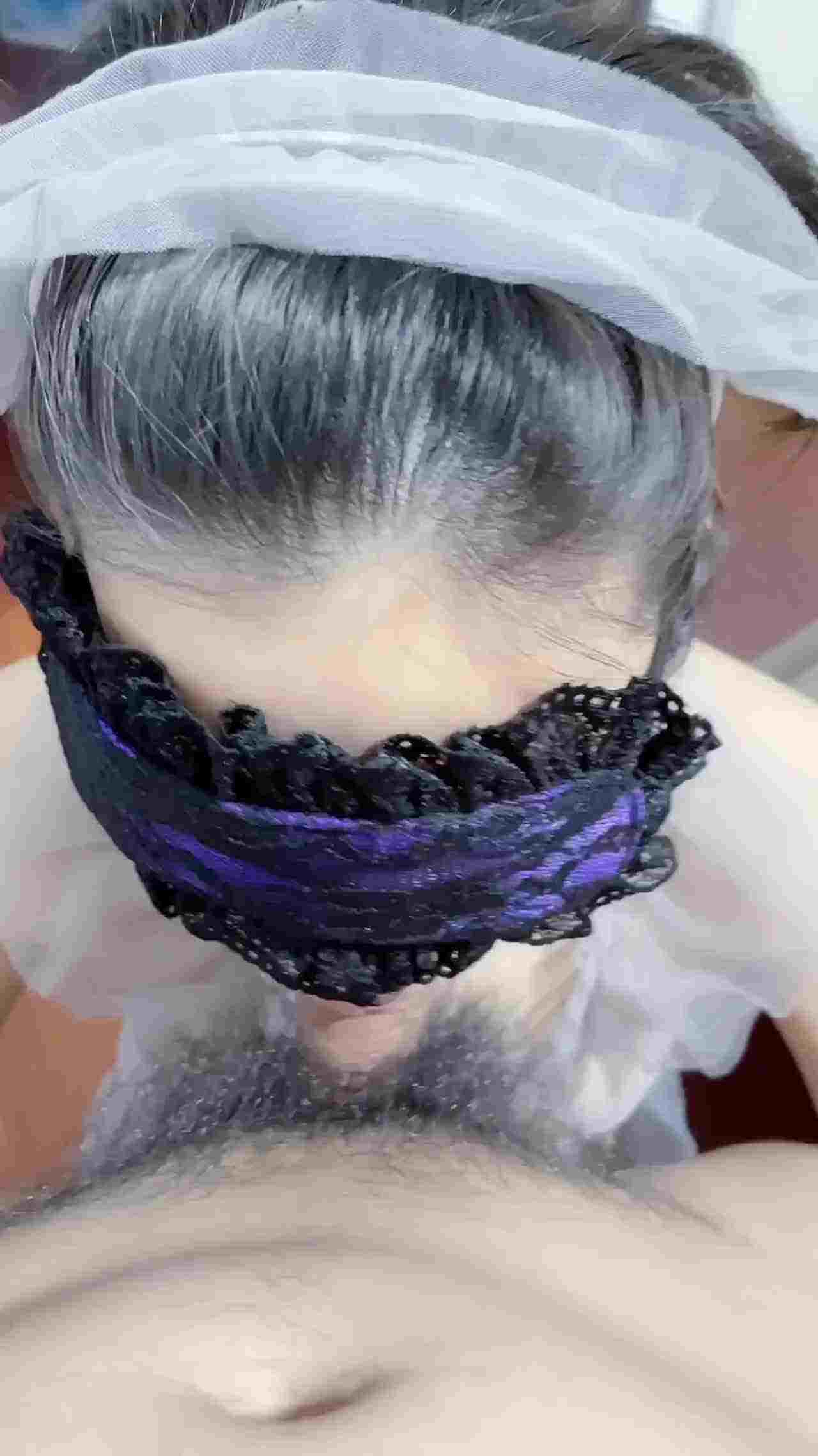  柜姐人妻跪在地上乖乖吃鸡 的剧照4