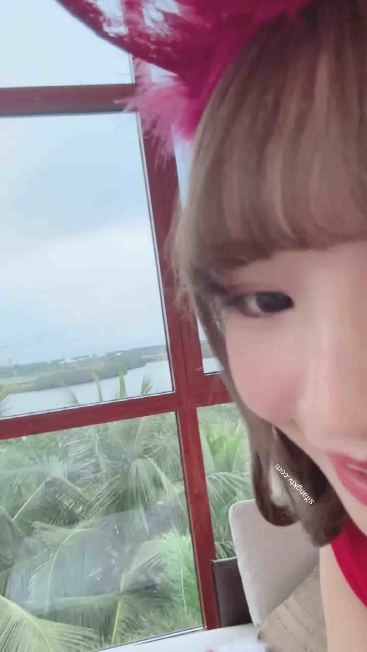  写真秀人巨乳网红『朱可儿』红色绑带黑丝魅惑 的剧照2