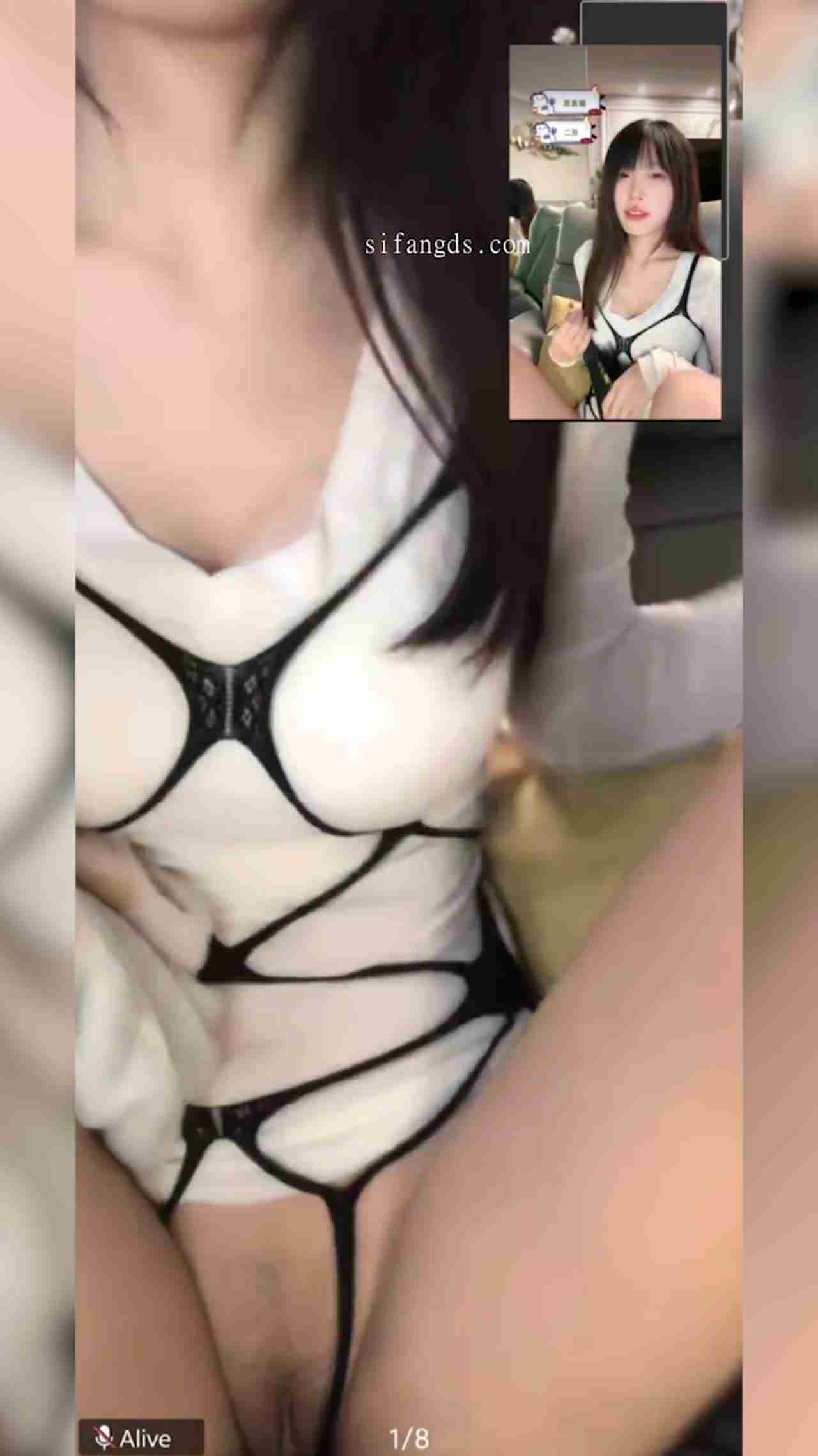  网友跪求大老分享 正常直播底下却是真空 的剧照8