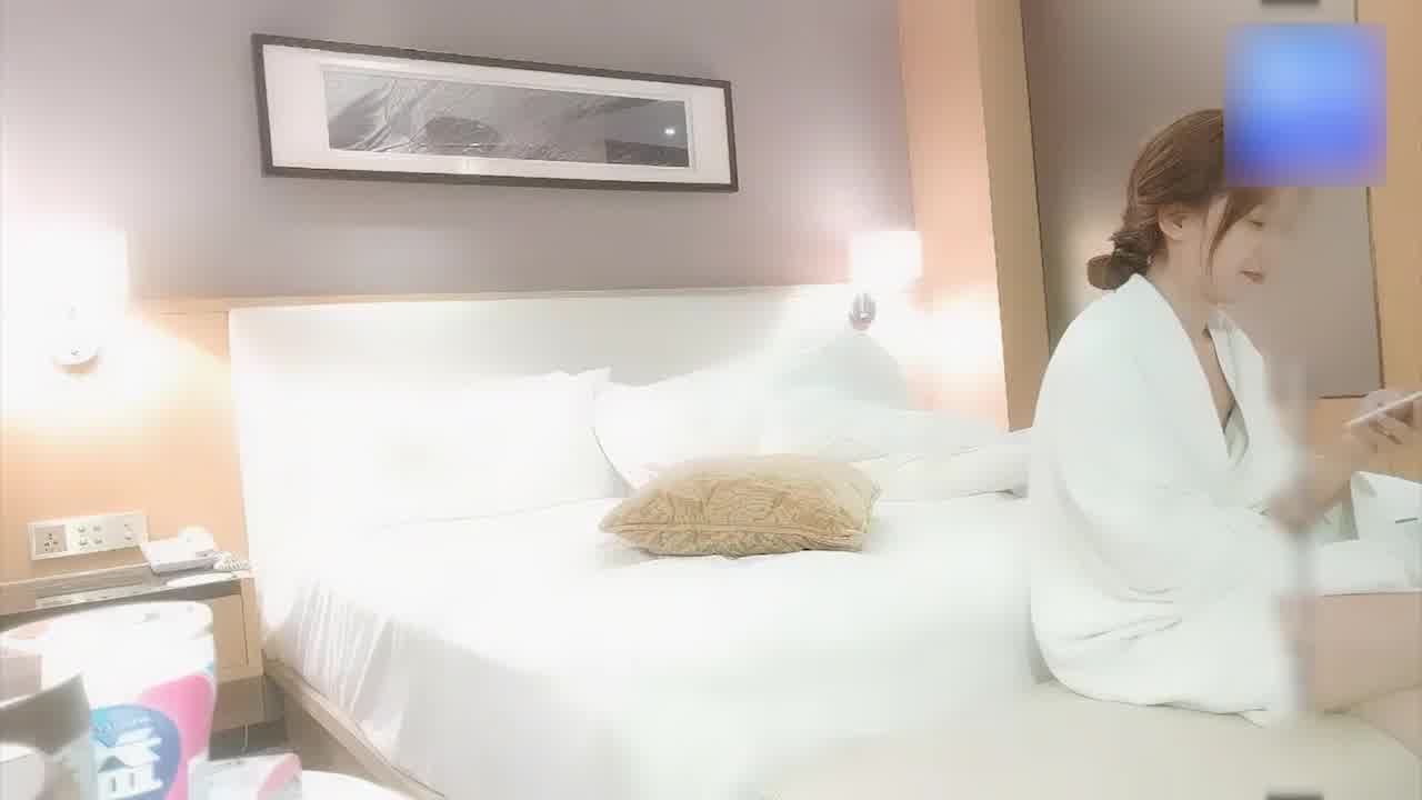  深夜长相甜美气质萌妹苗条身材穿上黑丝口交上位骑坐抽插 的剧照2