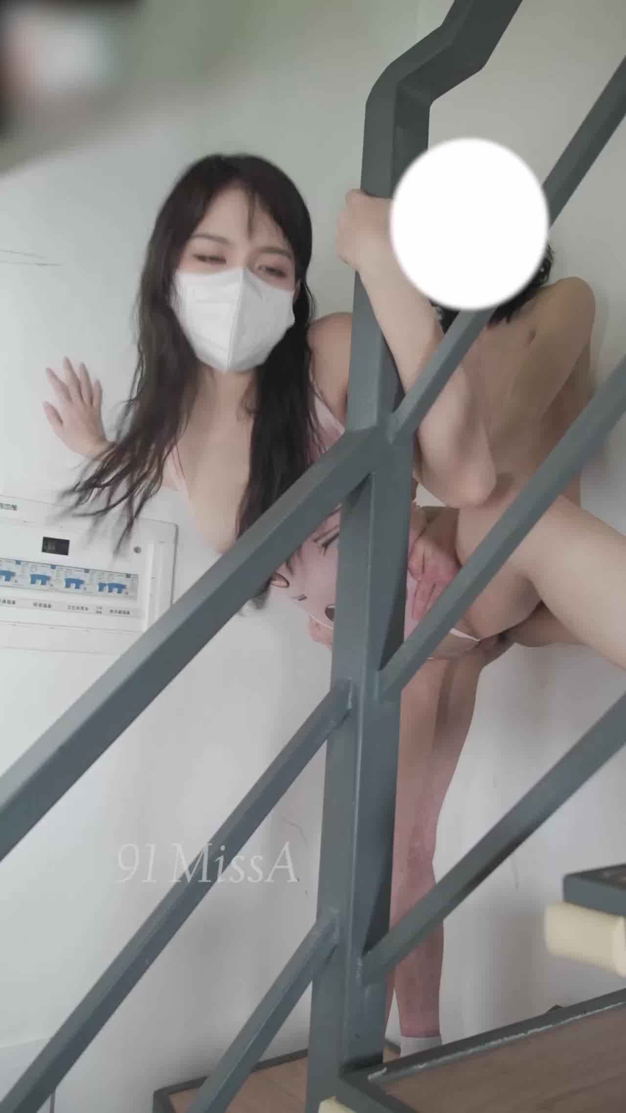  女神missa 从客厅一路日到房间 的剧照6