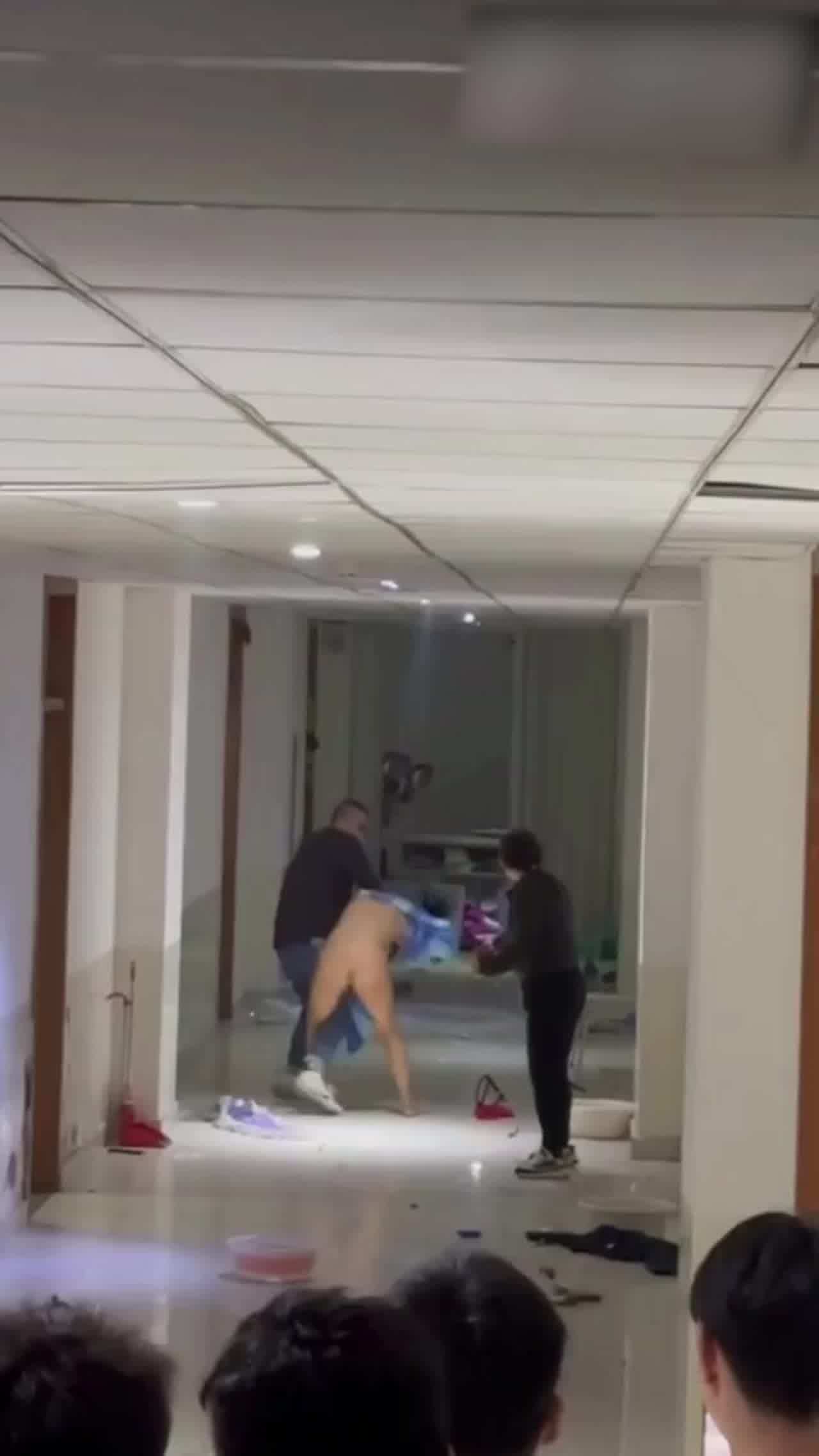  吃瓜爆料，女生分手受刺激裸体炮男生宿舍打砸 的剧照8