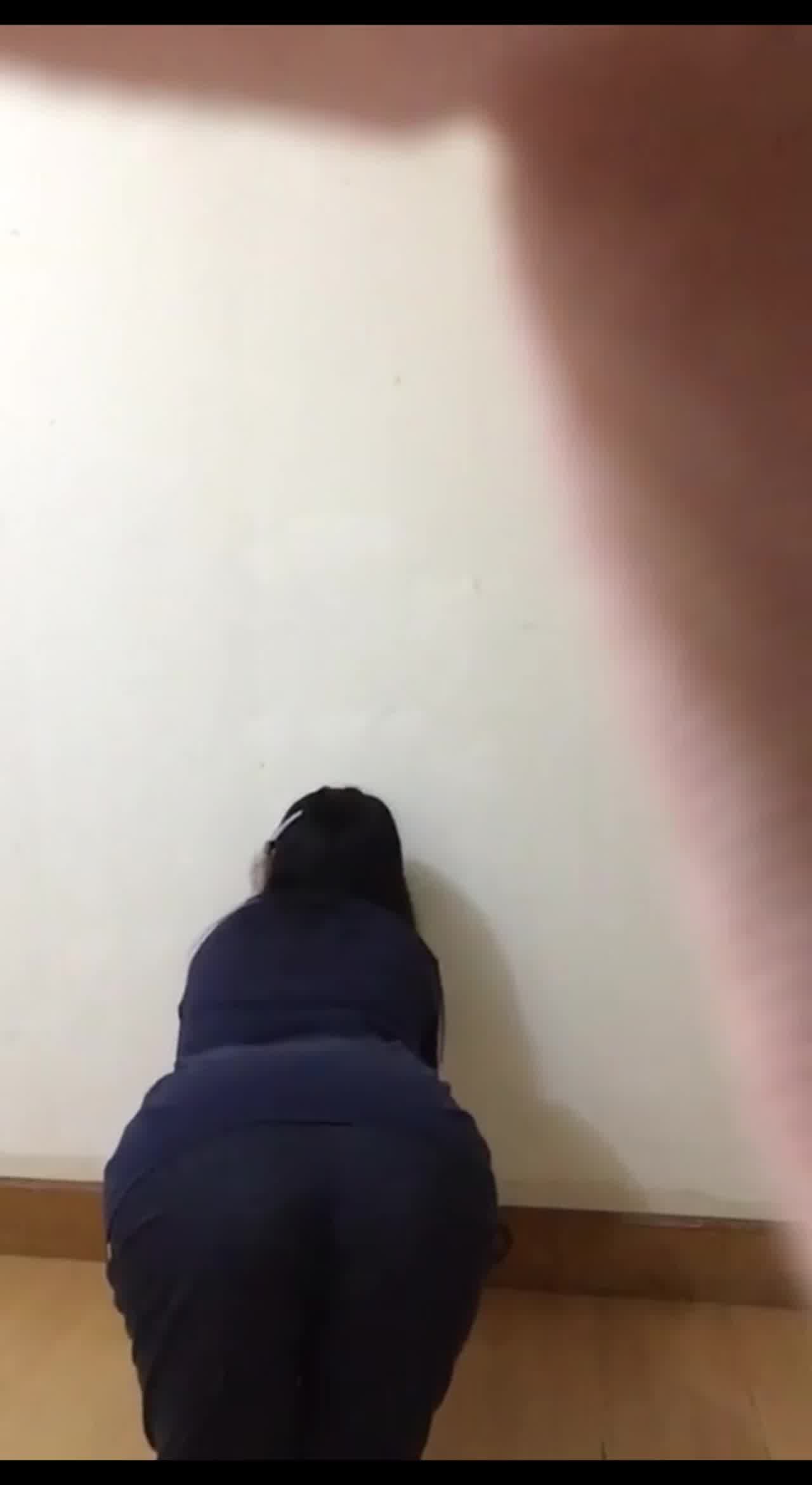  单纯妹子第一次谈就被爆出裸照 的剧照3