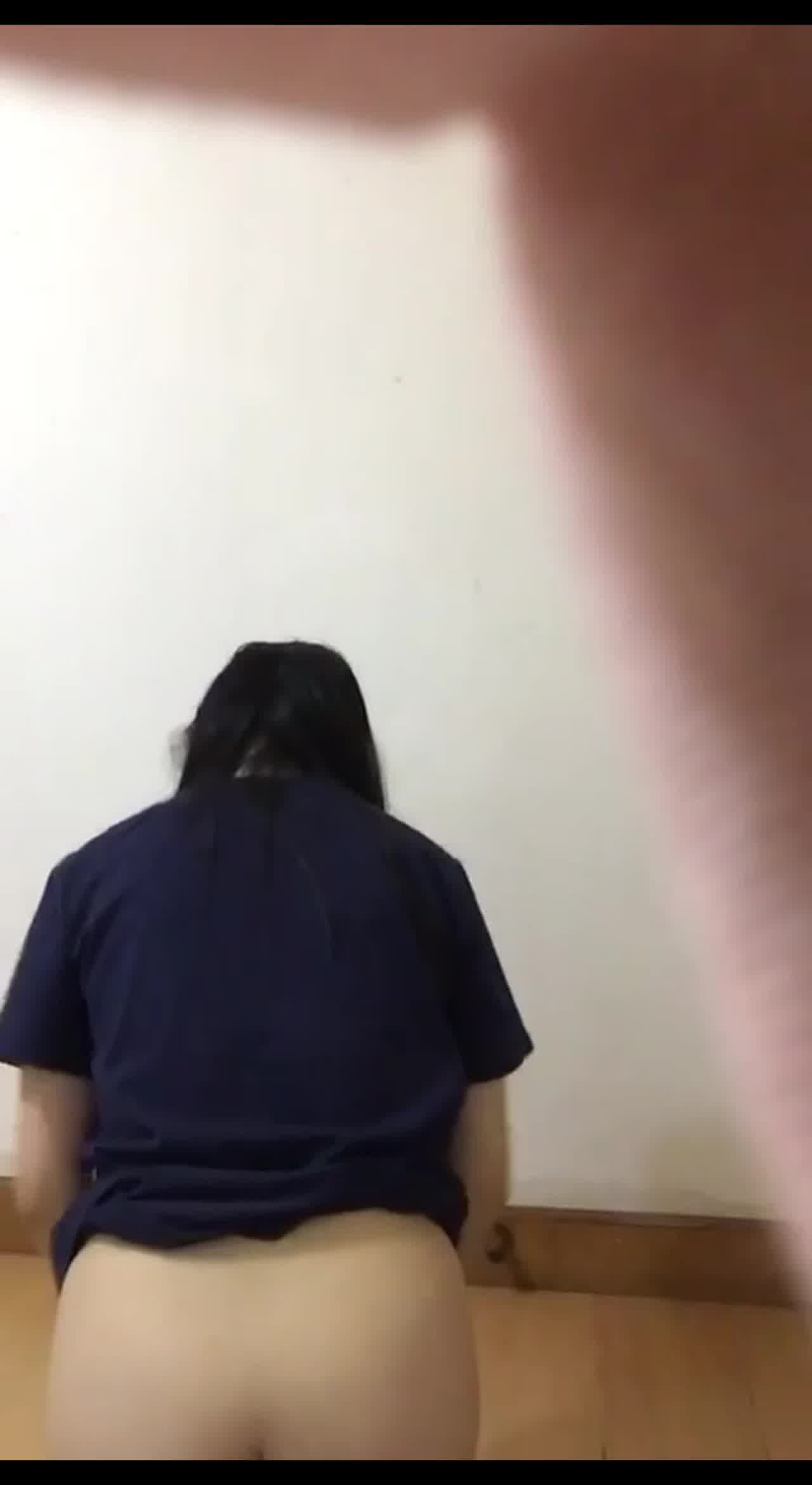  单纯妹子第一次谈就被爆出裸照 的剧照6