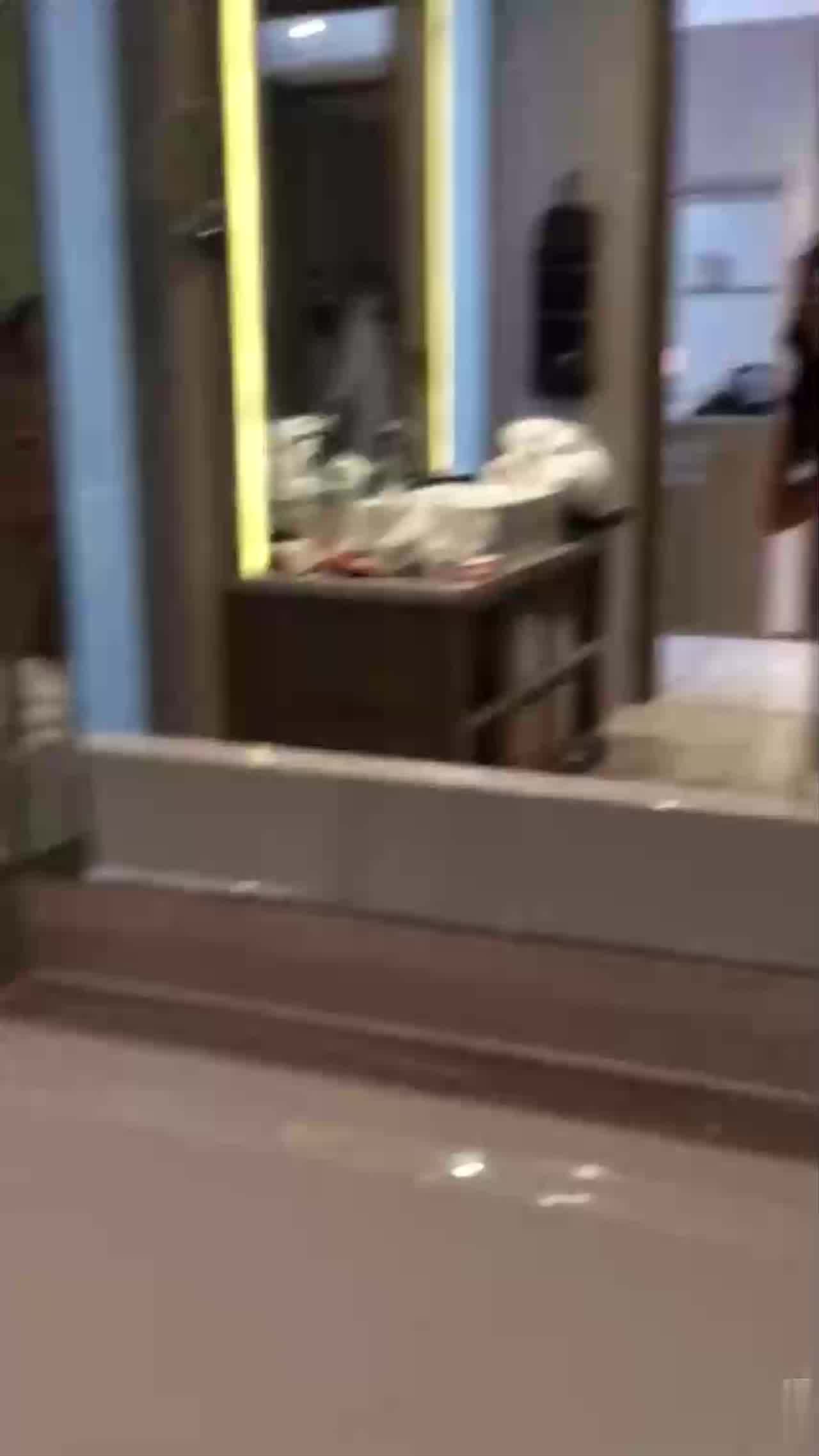  大叔和眼镜小萝莉妹妹，坐在浴缸边上，这姿势顶呱呱，‘爽不爽’，爽，‘贱不贱’，贱，女主真甜！ 的剧照7