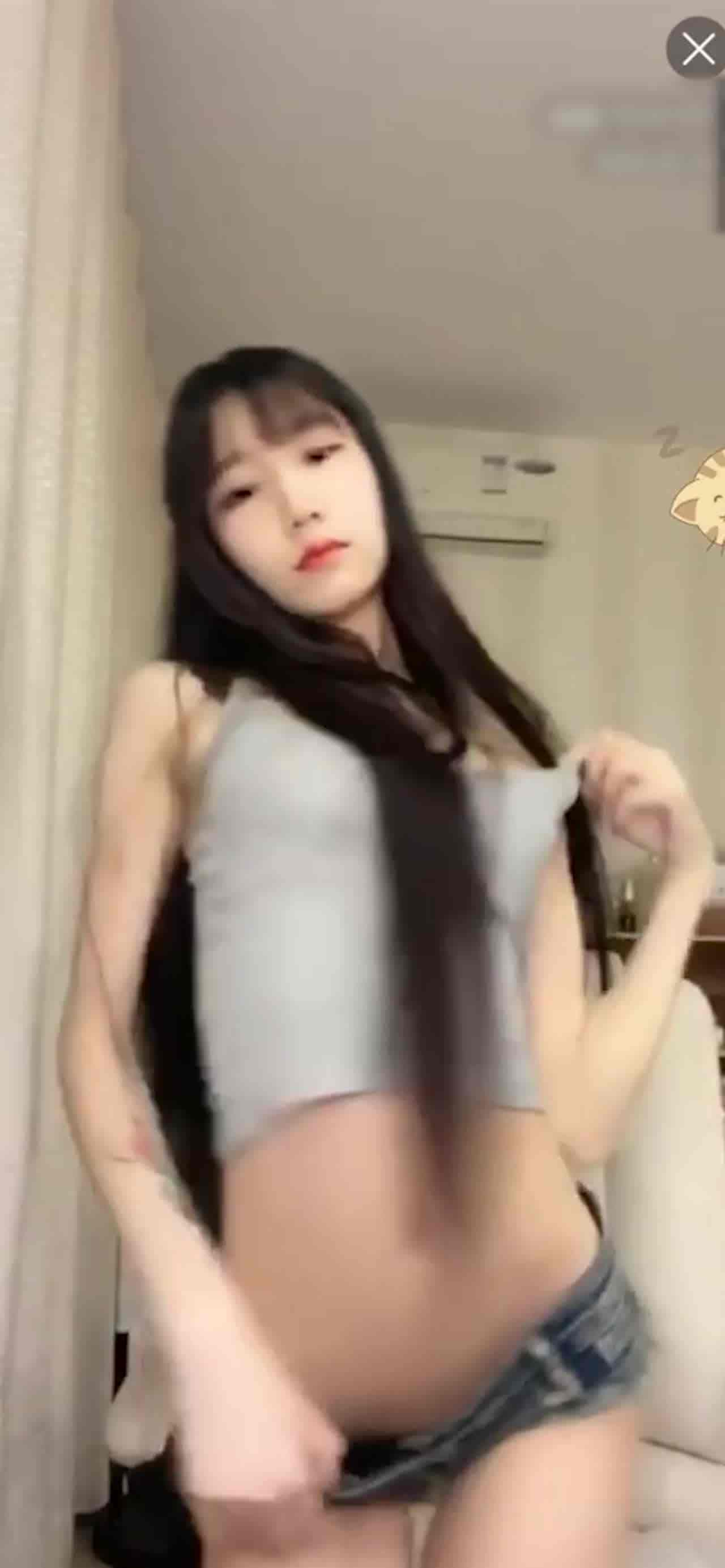  极品网红八月未央露脸火辣热舞 的剧照4