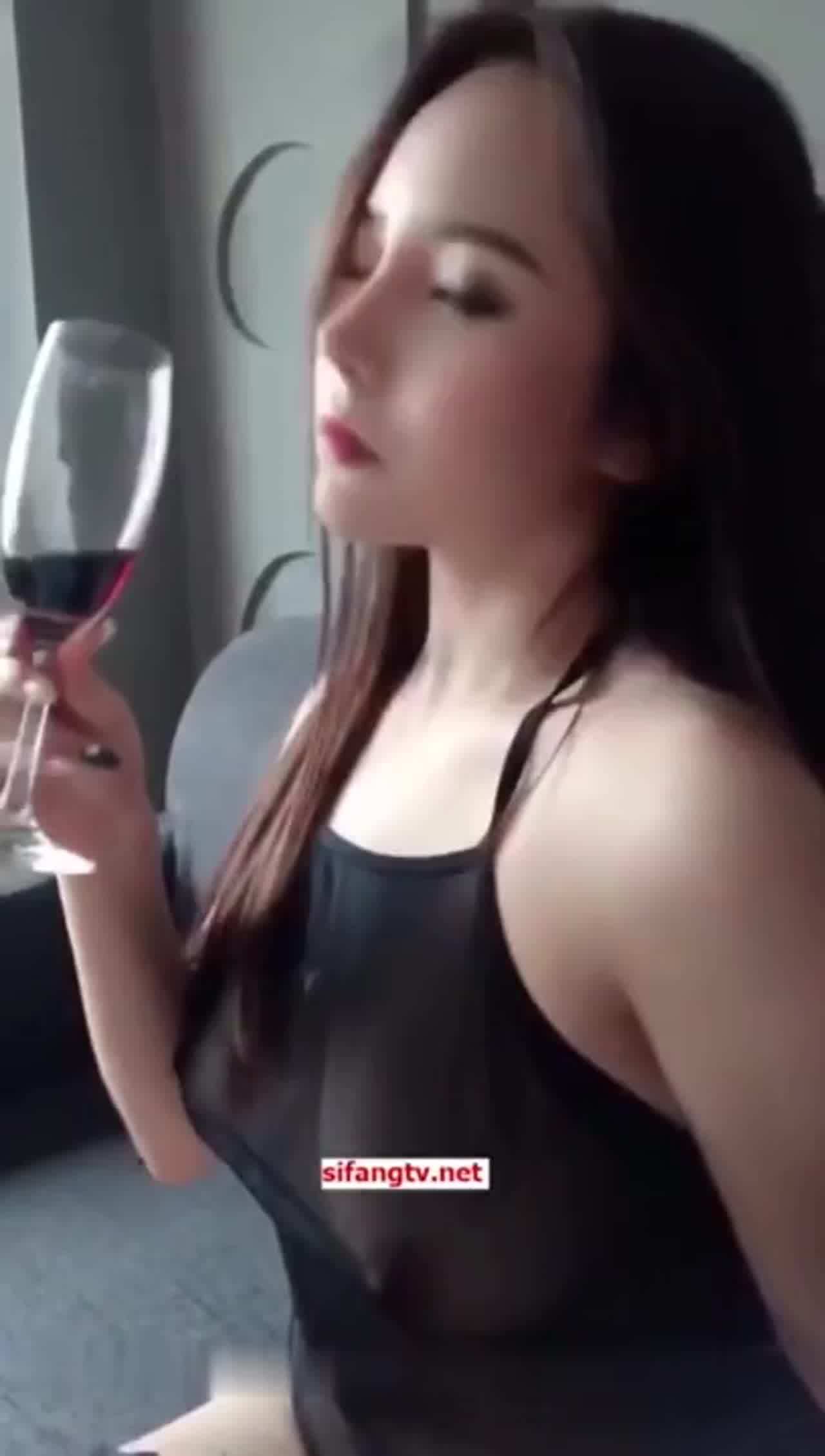  抖音女神【奔跑晶骡子】超性感大尺度漂亮美乳制服诱惑 的剧照5