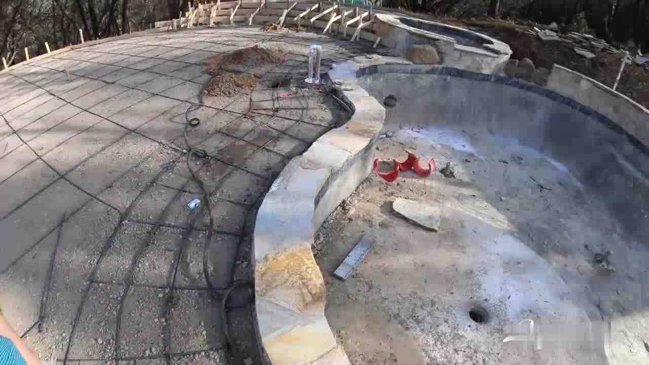  出国吃洋屌的妹子 跑去别人院子里性爱 还被监视器录下来 的剧照9