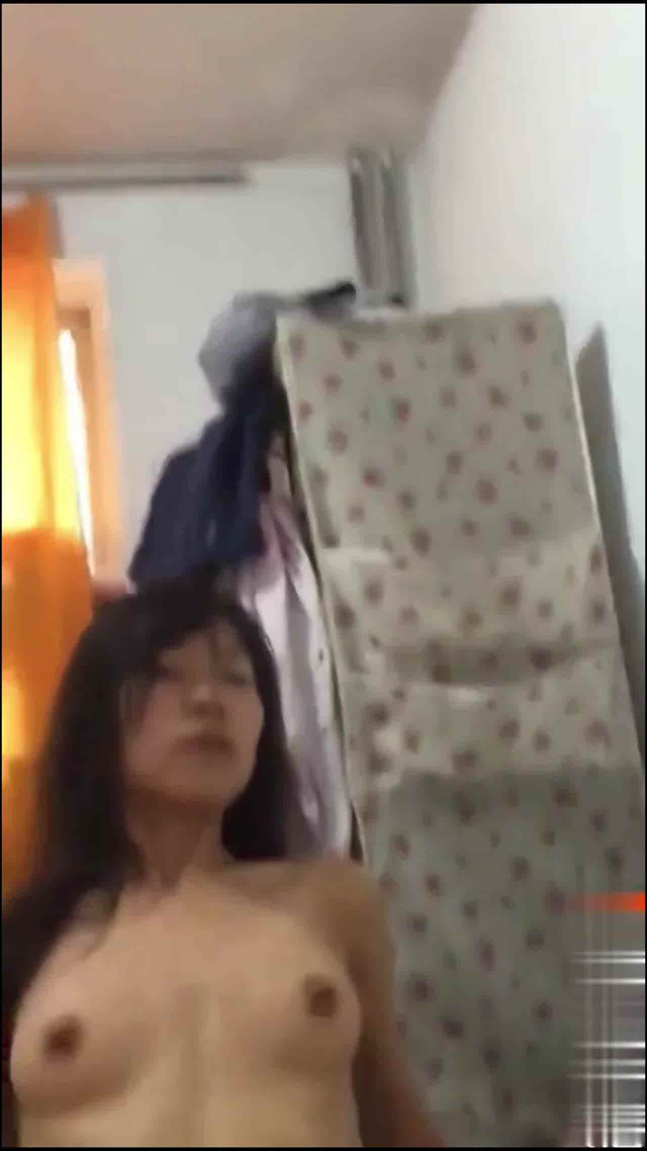  【重磅泄密】大学情侣出租屋无套啪啪，分手后惨遭外泄，小母狗很淫荡，上位疯狂输出 的剧照9