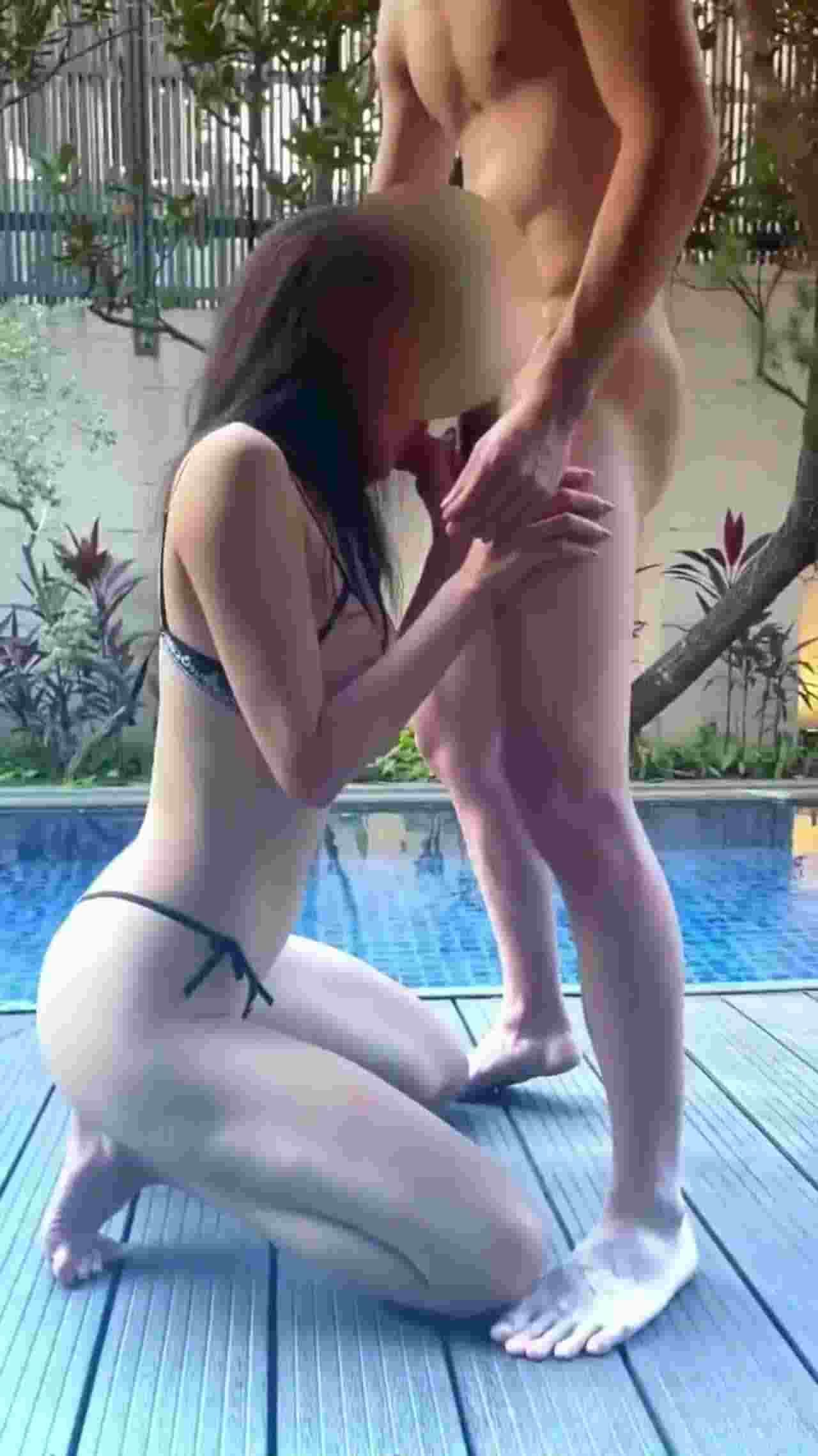  火辣比基尼人妻帮小弟弟们破处射精 的剧照5