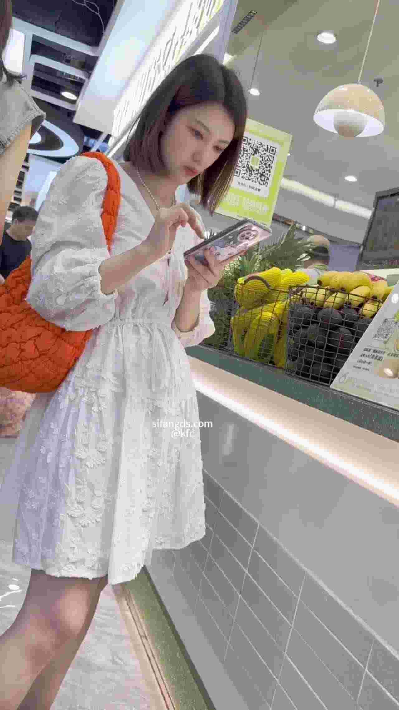  目标对准白衣小姐姐的裙底！ 的剧照4