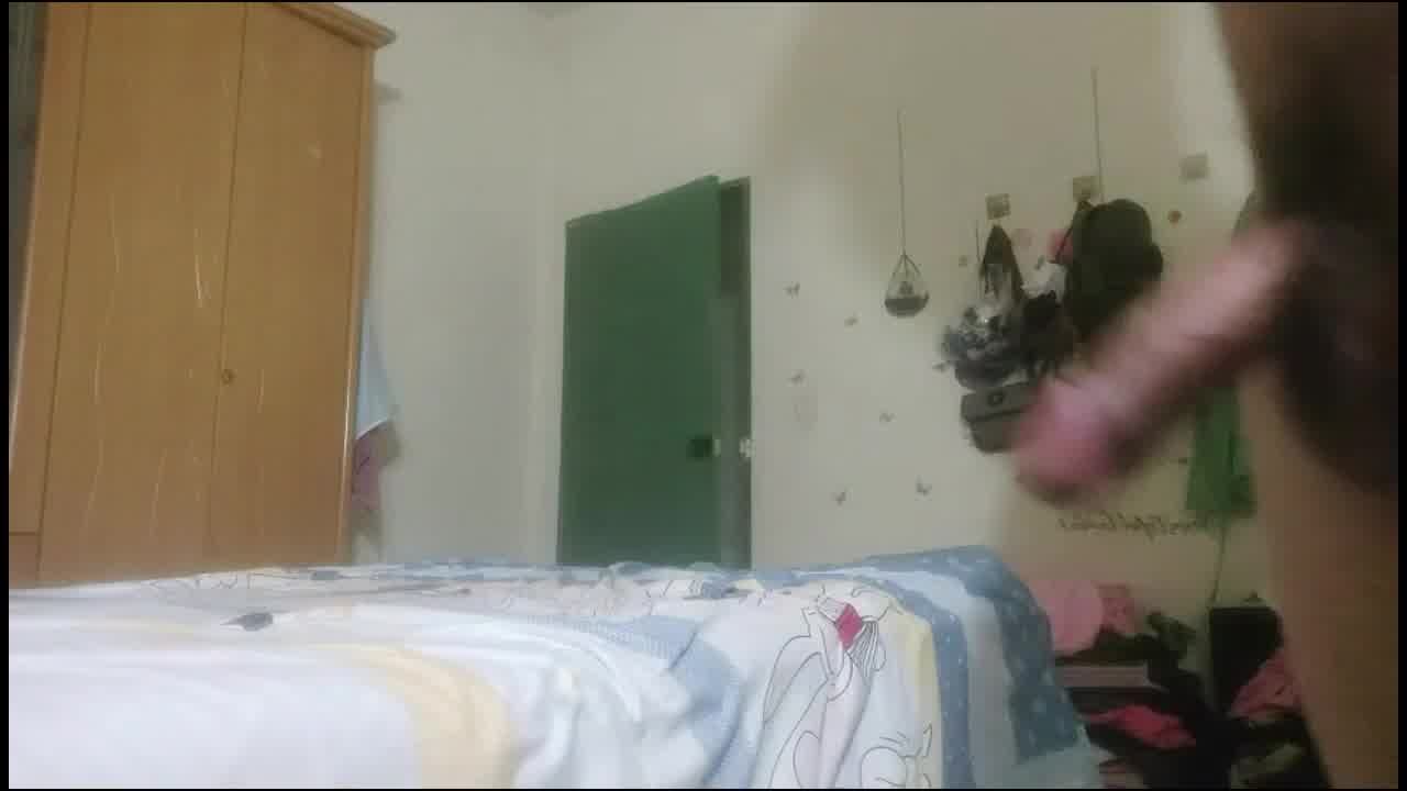  城中村嫖娼，搞着搞着女同事进来了，男的来了一句卧槽，套子掉进去了，无套内射。 的剧照1