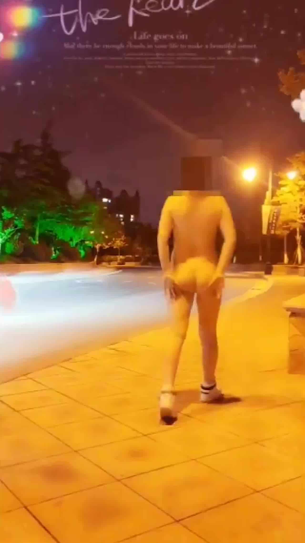  户外露出还多P 的剧照7