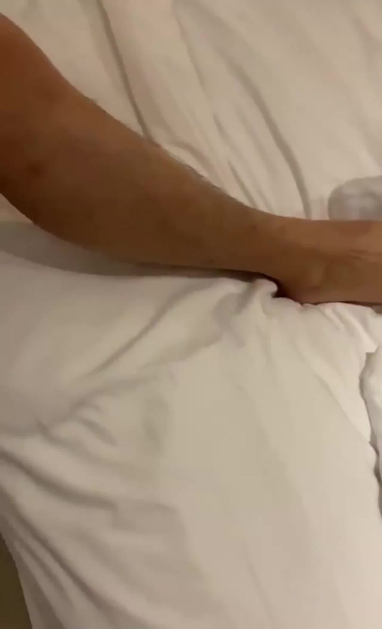  你的贱货未婚妻_穿着我给她买的婚纱被屌丝各种操 的剧照10