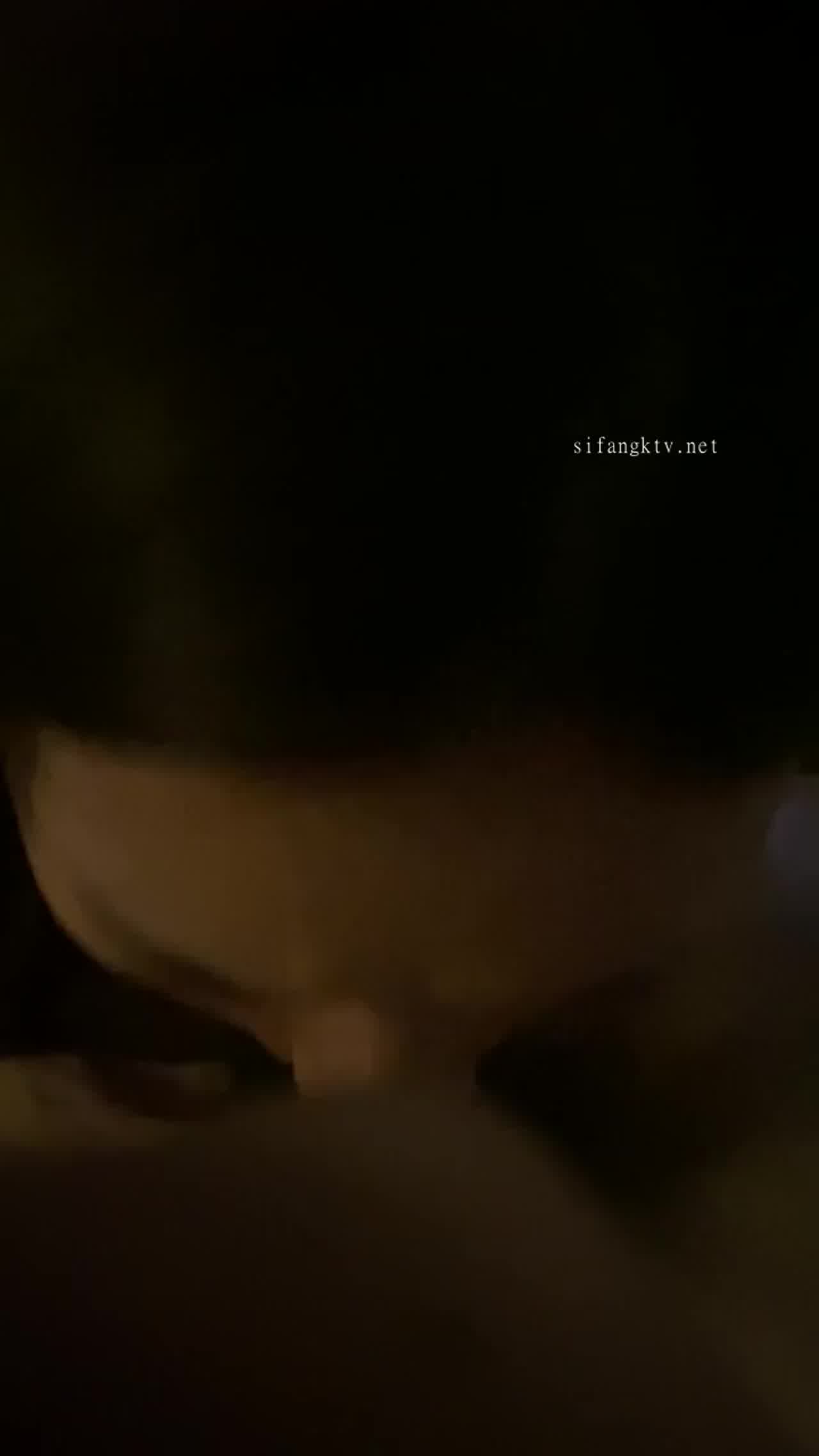  电眼校花口活私拍啪啪 的剧照7