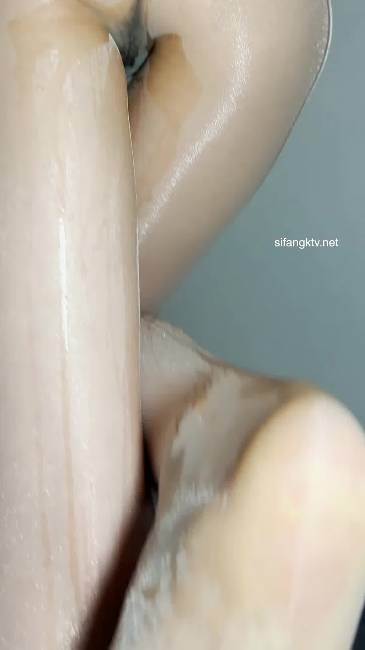  ⑥露出放尿-白丝高跟一边走一边尿 的剧照1