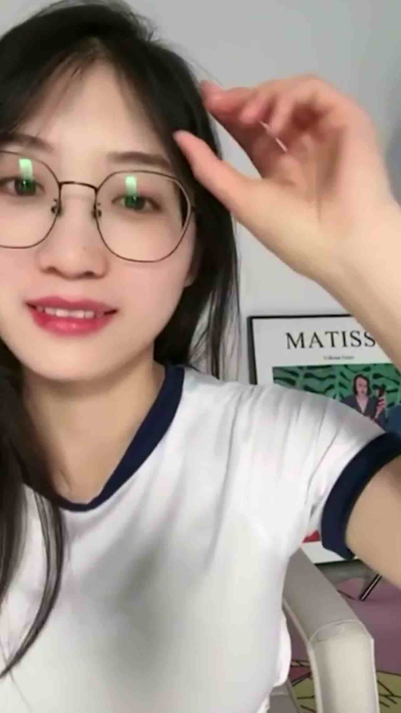  平台极品反差眼镜妹大屁股小姐姐卖力玩高潮痉挛视频福利 的剧照8