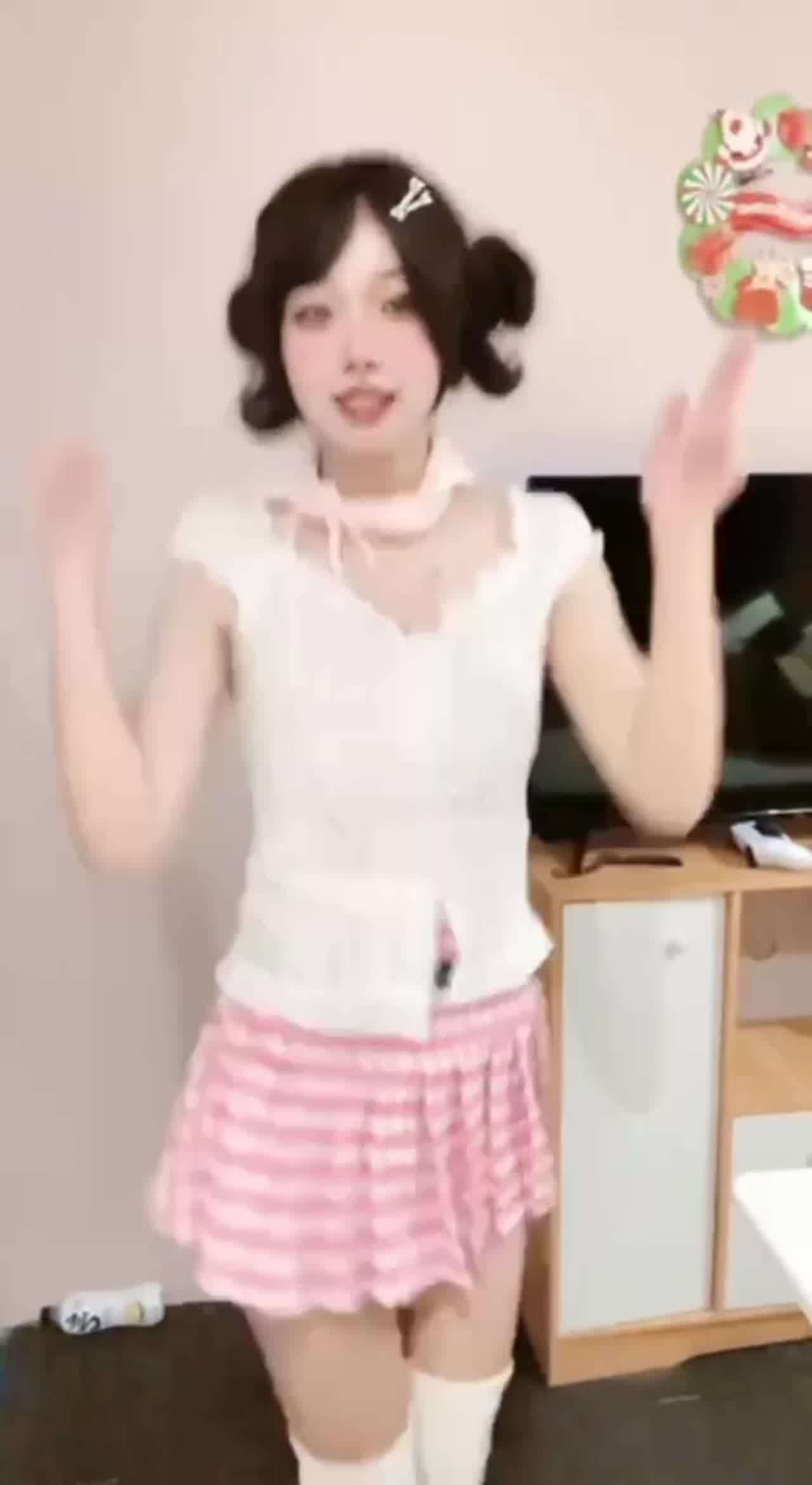  甜美可爱的妹子变身反差母狗自插 的剧照10