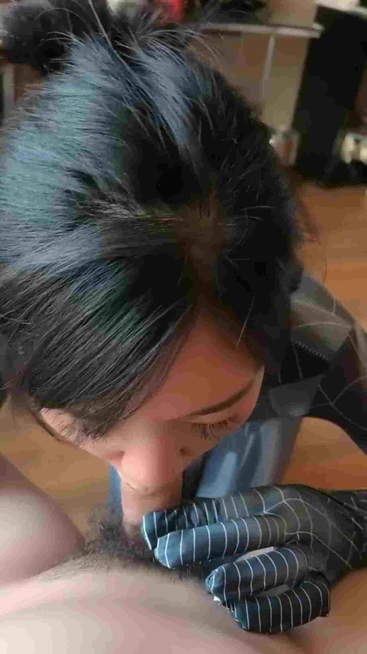  电梯少妇，端庄娴雅，阴道却塞着跳蛋，哥哥各种调教，撒尿，跪着伺候主人！ 的剧照10