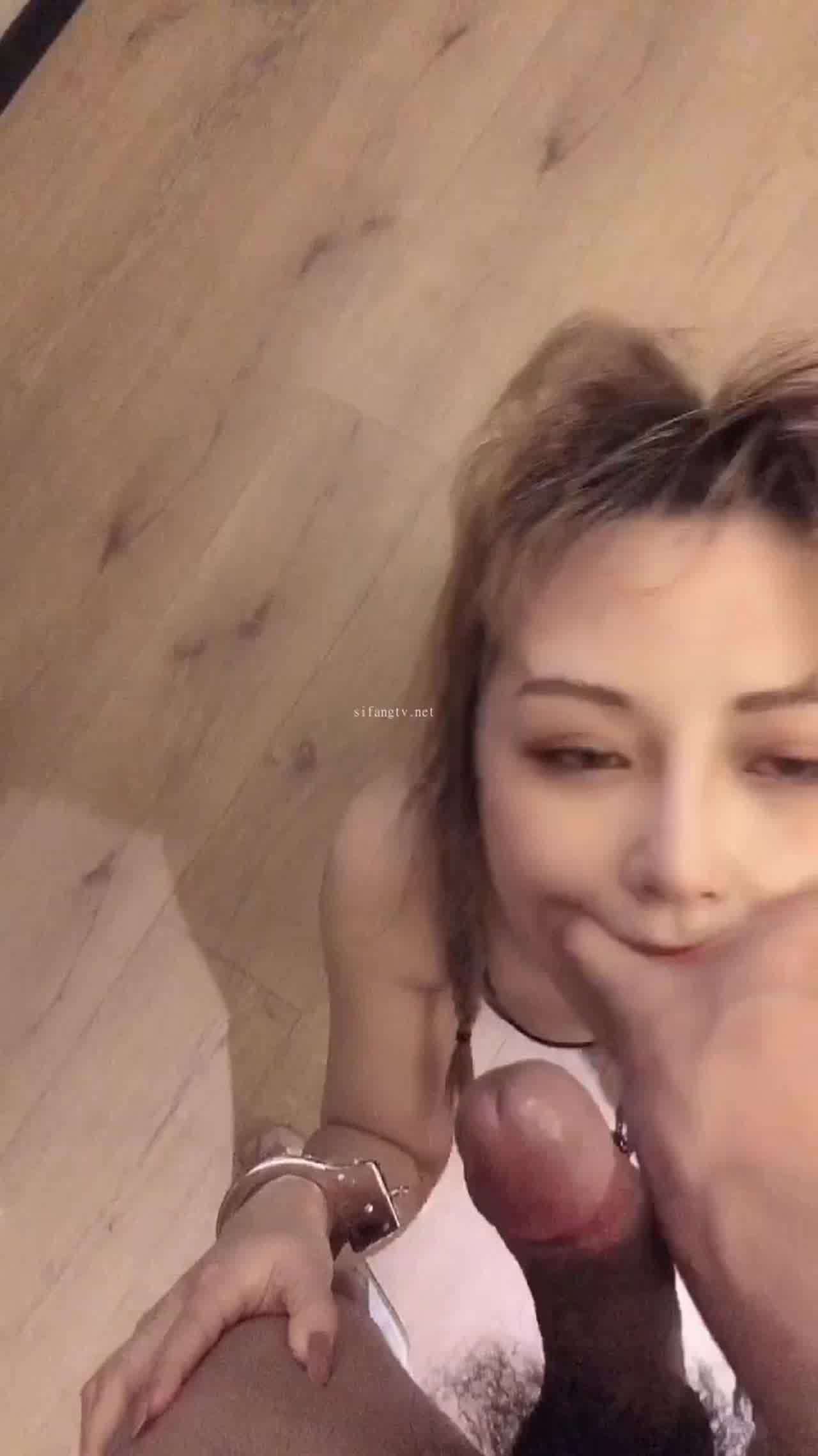  小蓝 命令小母狗过来口交 的剧照1