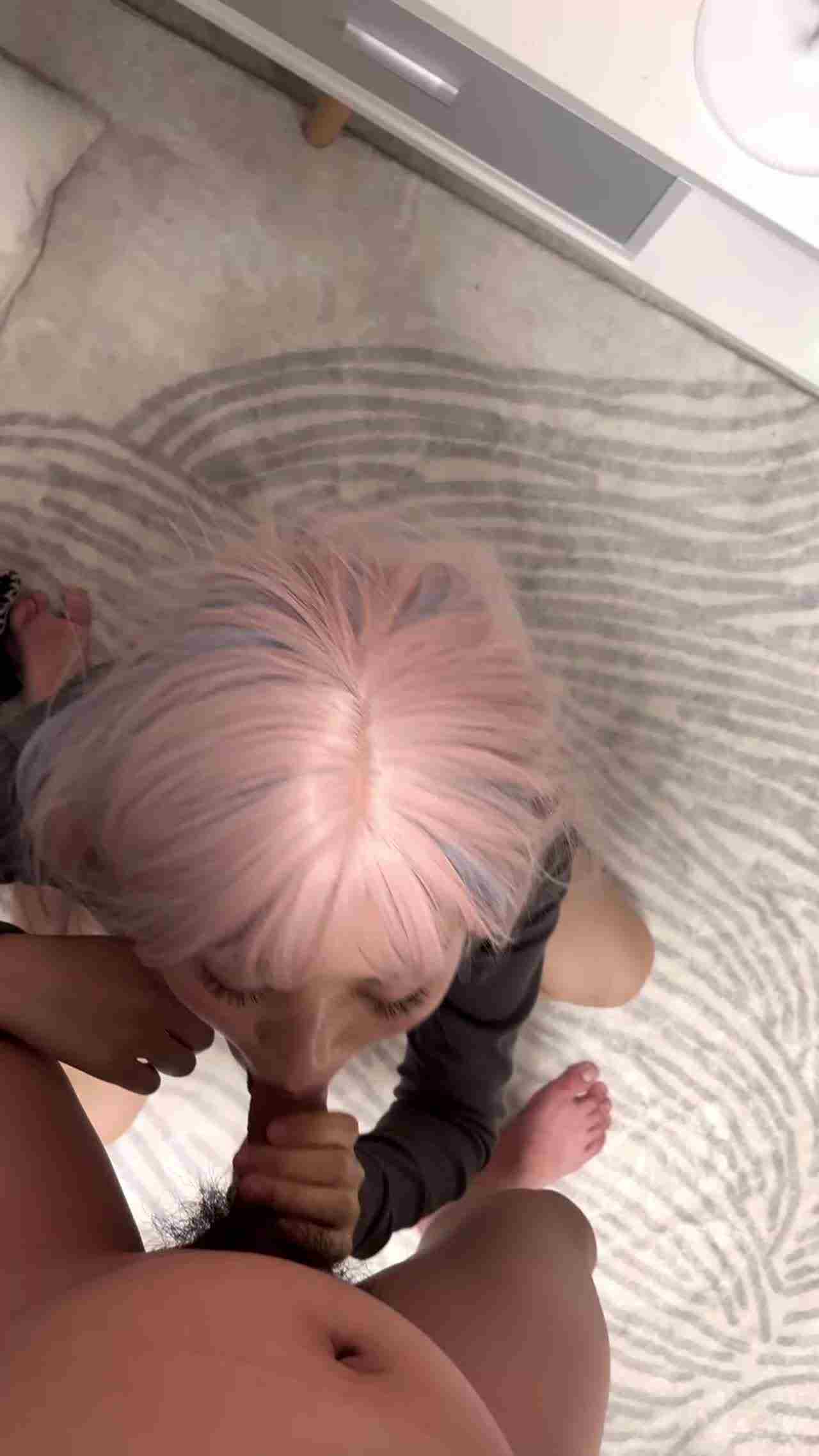  高颜值粉发女友口交 的剧照9