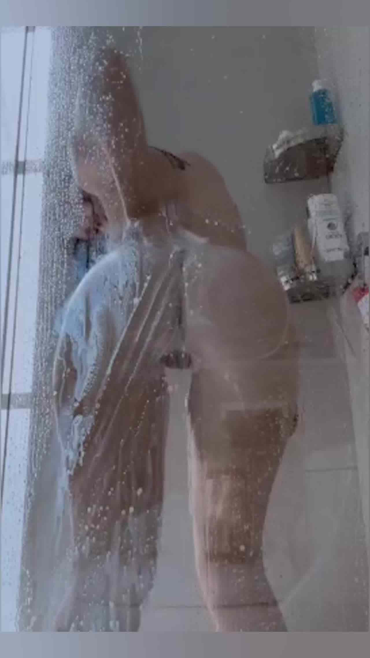  小骚货给亲爱的Daddy发送了一段洗澡视频，并配文称，菜洗好了，你什么时候回家炒！ 的剧照9