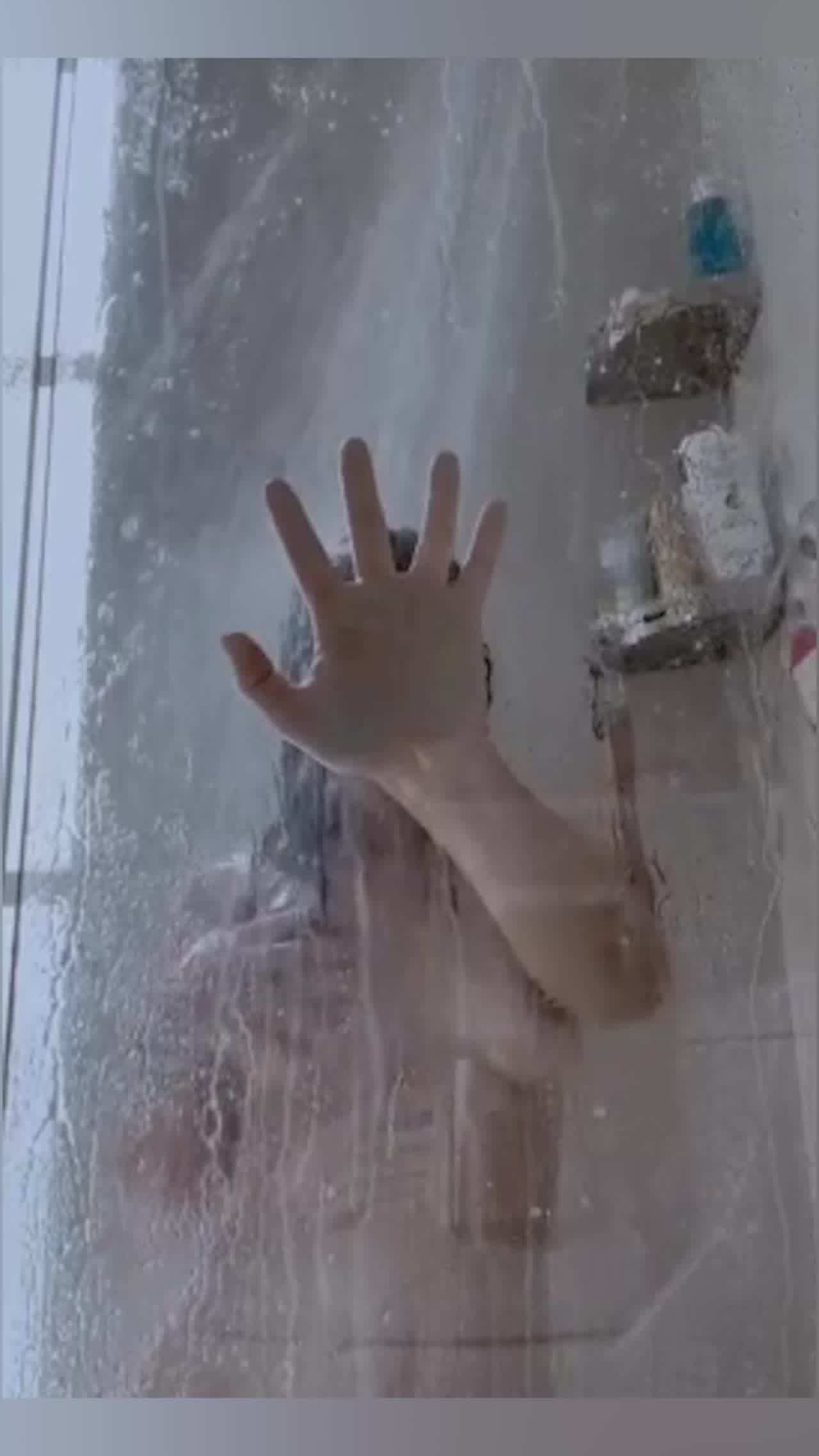  小骚货给亲爱的Daddy发送了一段洗澡视频，并配文称，菜洗好了，你什么时候回家炒！ 的剧照10