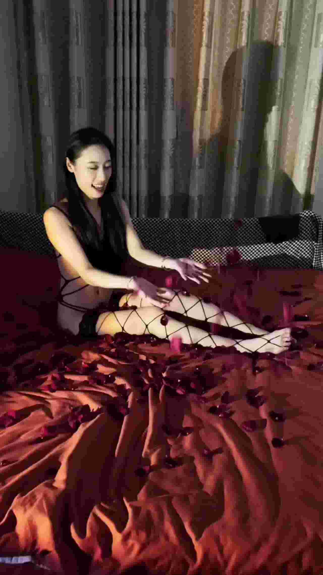  女神网袜用脸接精液 的剧照5