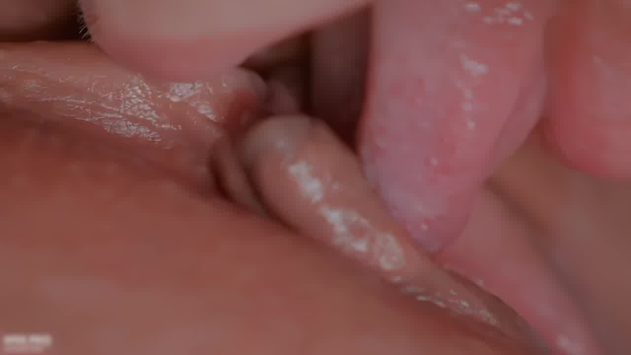  推特网红情色摄影师【MixMico】百合禁忌之恋 的剧照5