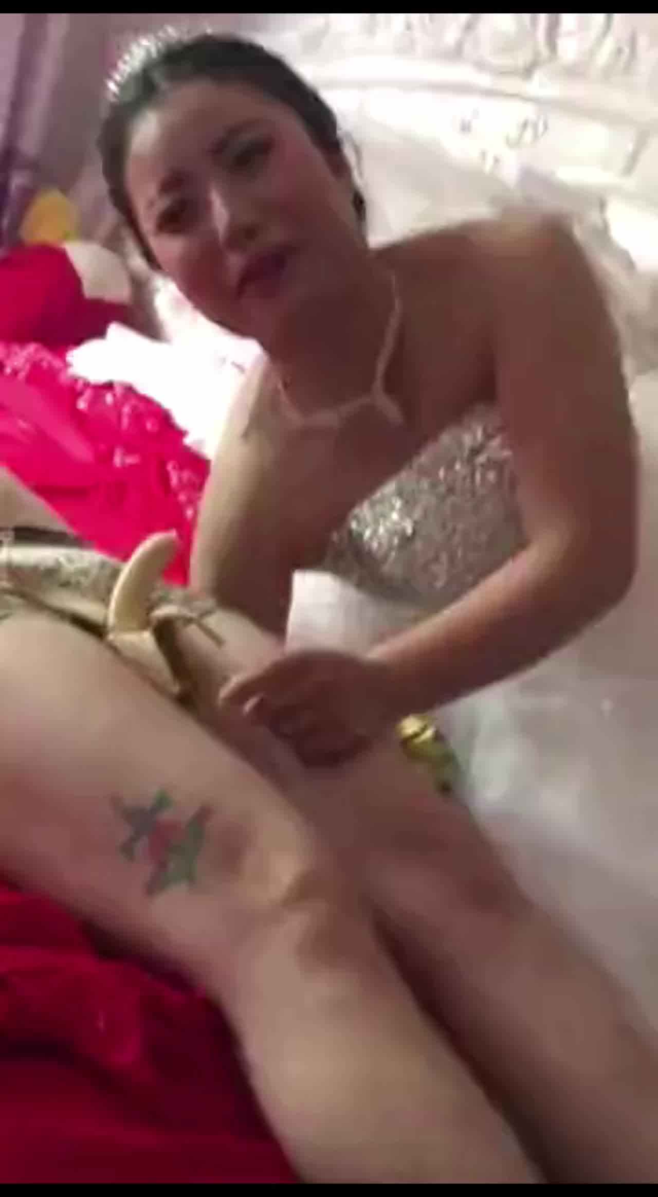  【低俗婚闹】某些地区的低俗闹婚，多人强上猥亵侮辱伴娘，亲朋好友还跟着一起起哄，还让跟口交一样口香蕉 的剧照6