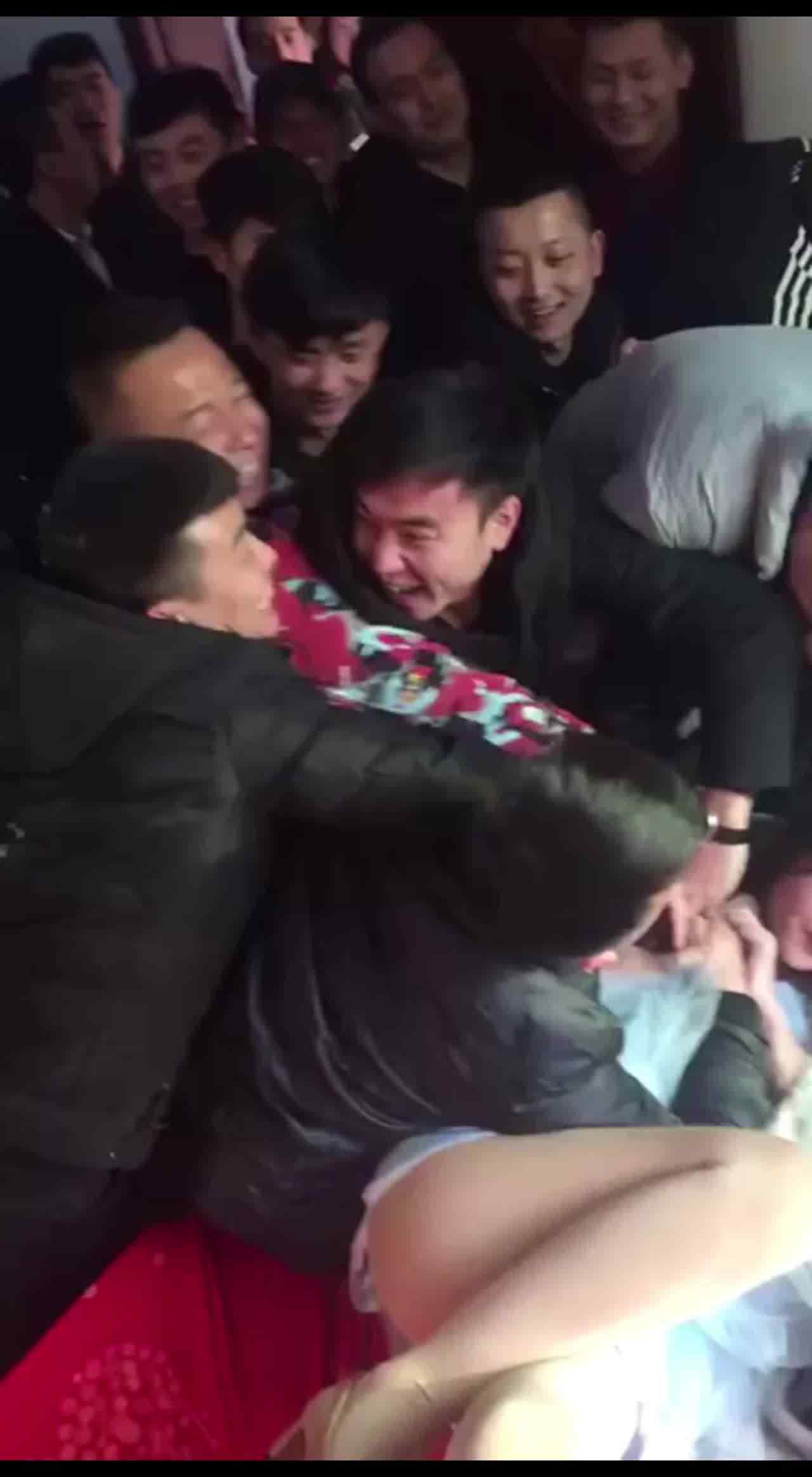  【低俗婚闹】某些地区的低俗闹婚，多人强上猥亵侮辱伴娘，亲朋好友还跟着一起起哄，还让跟口交一样口香蕉 的剧照9