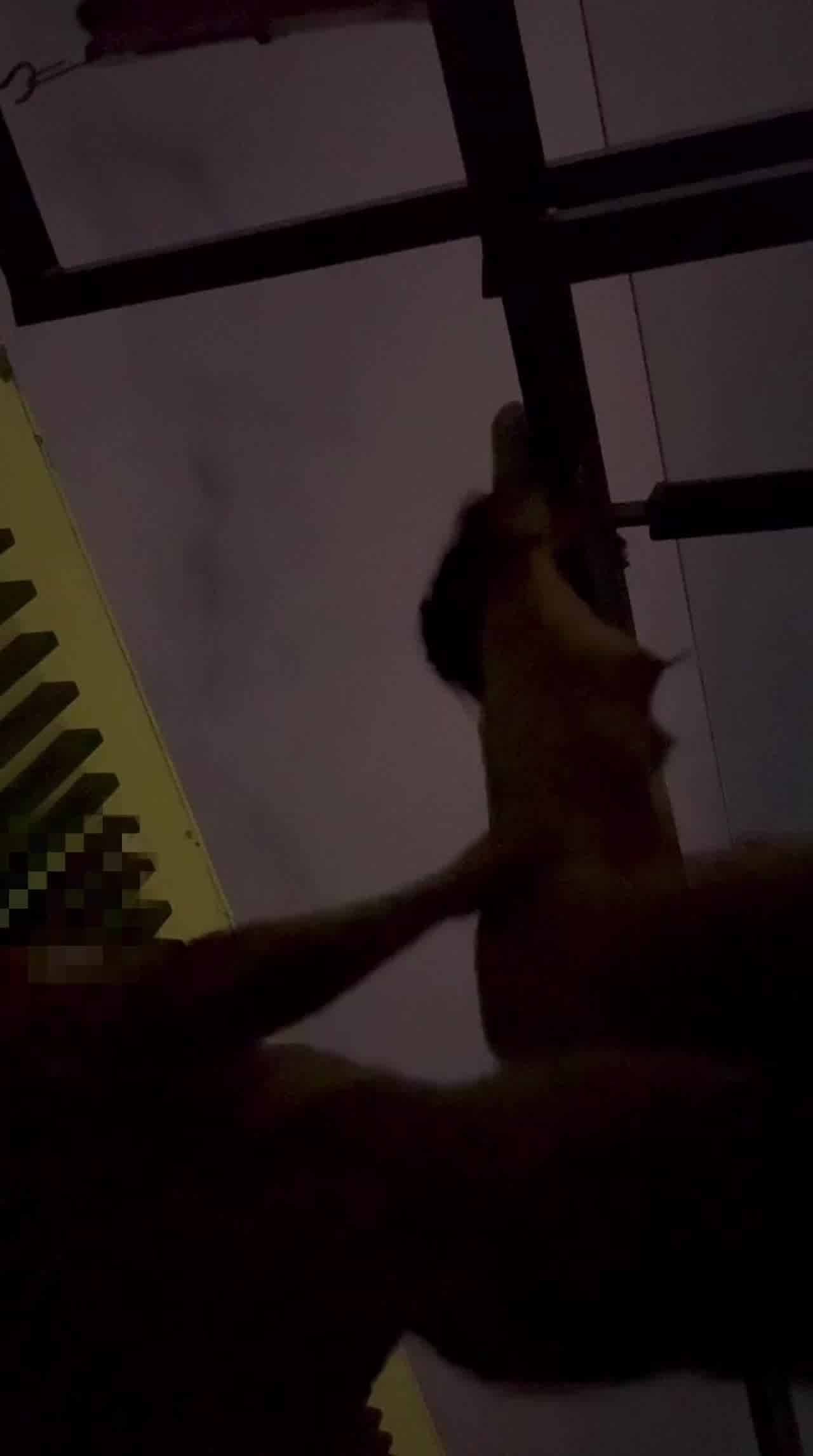  夜景下做爱 的剧照7