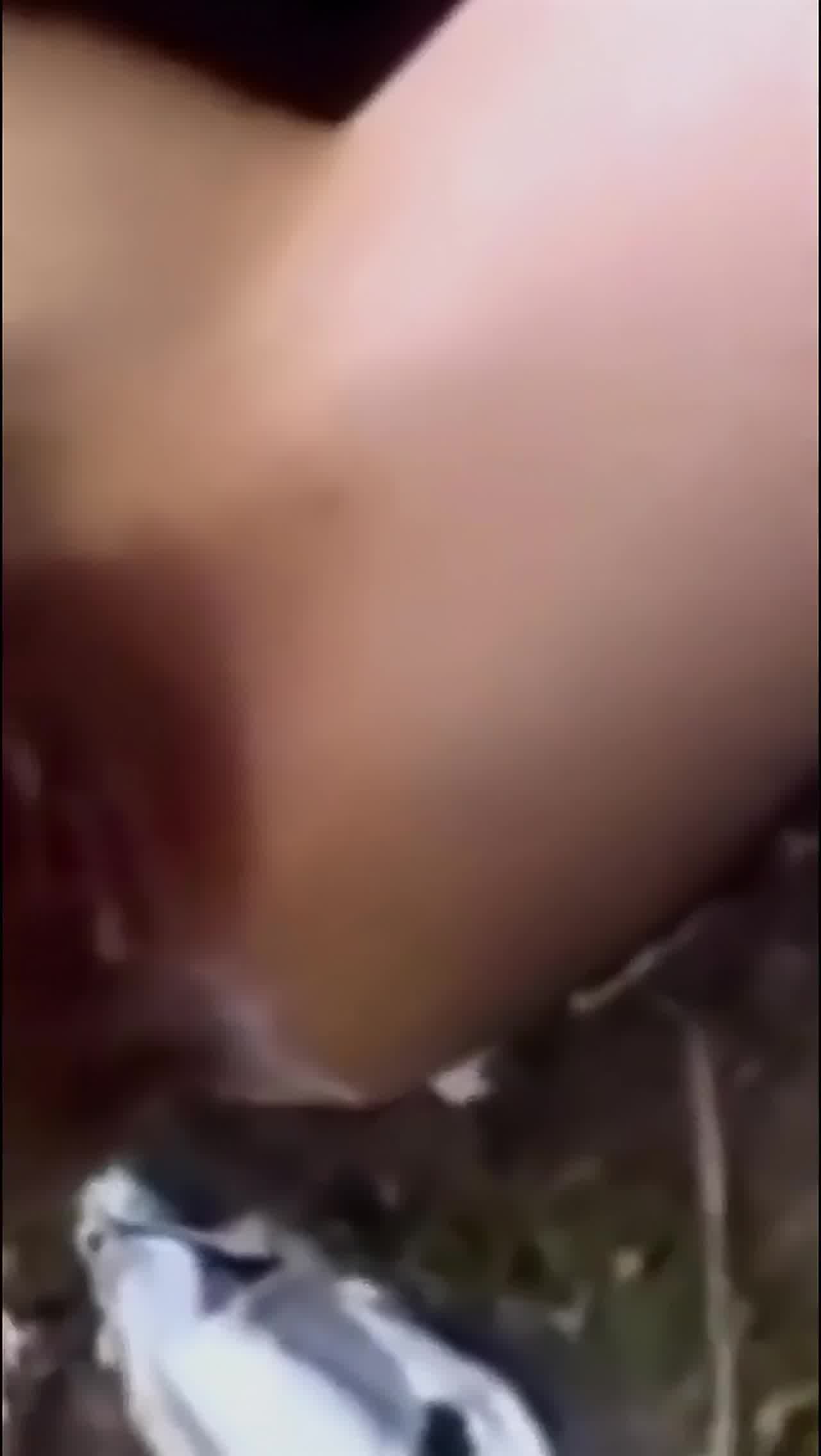  【原始兽性】公路野外强奸猥亵精选 女性的反抗只能坚持一会放弃捂脸了！ 的剧照2