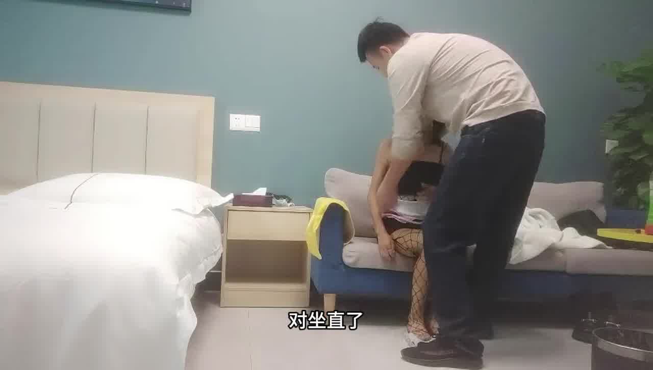  粉丝强烈要求返场，极品00后大学生，乖巧可爱，弱小的身体被无情蹂虐，扛不住这样操，大喊：受不了 的剧照5