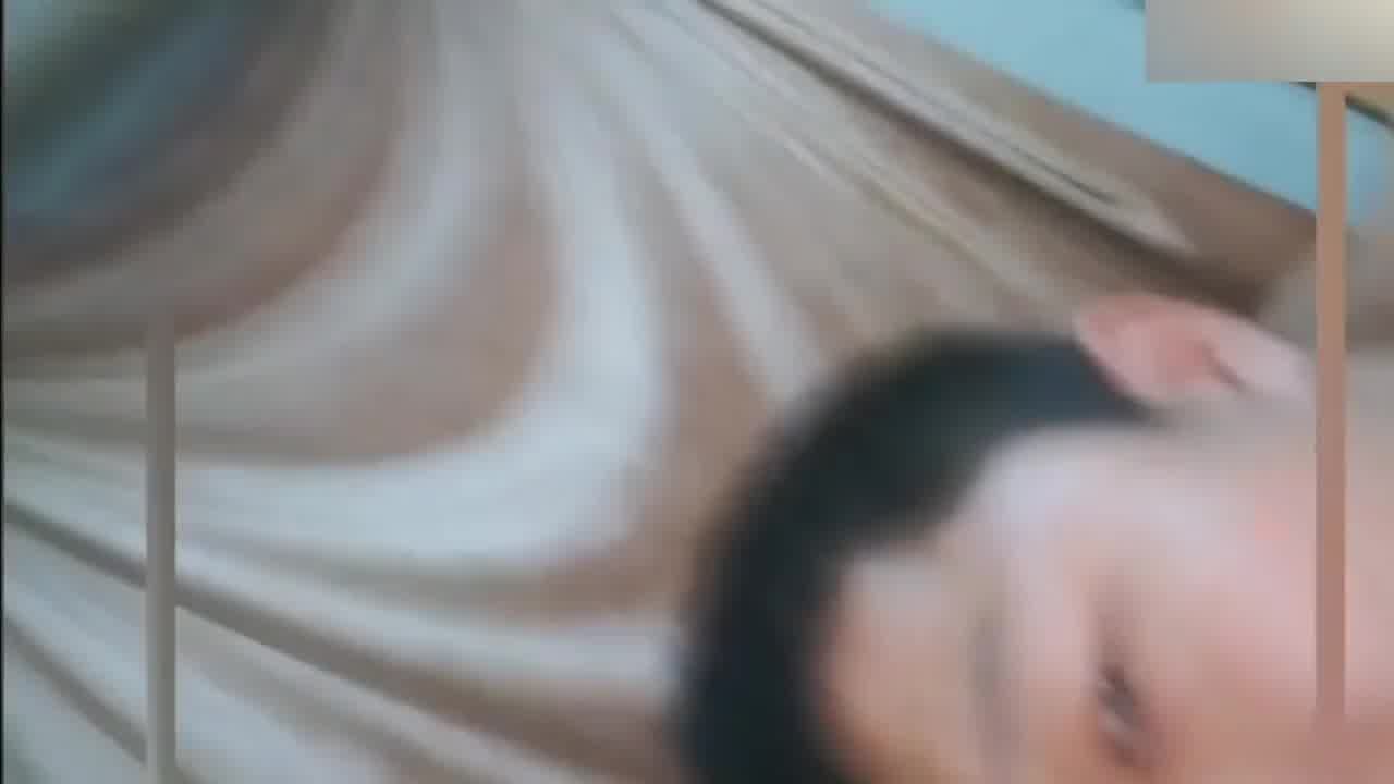  【真实母子乱伦】乱伦中邻居突然来了，妈妈听说乱伦一晚赚上万，也是很配合，话说18岁的鸡巴那么小吗？ 的剧照1