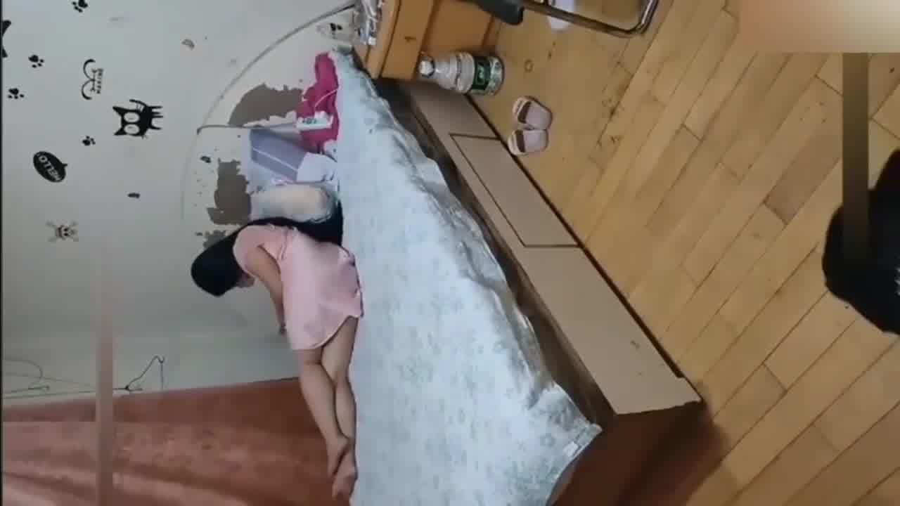  【真实母子乱伦】乱伦中邻居突然来了，妈妈听说乱伦一晚赚上万，也是很配合，话说18岁的鸡巴那么小吗？ 的剧照7