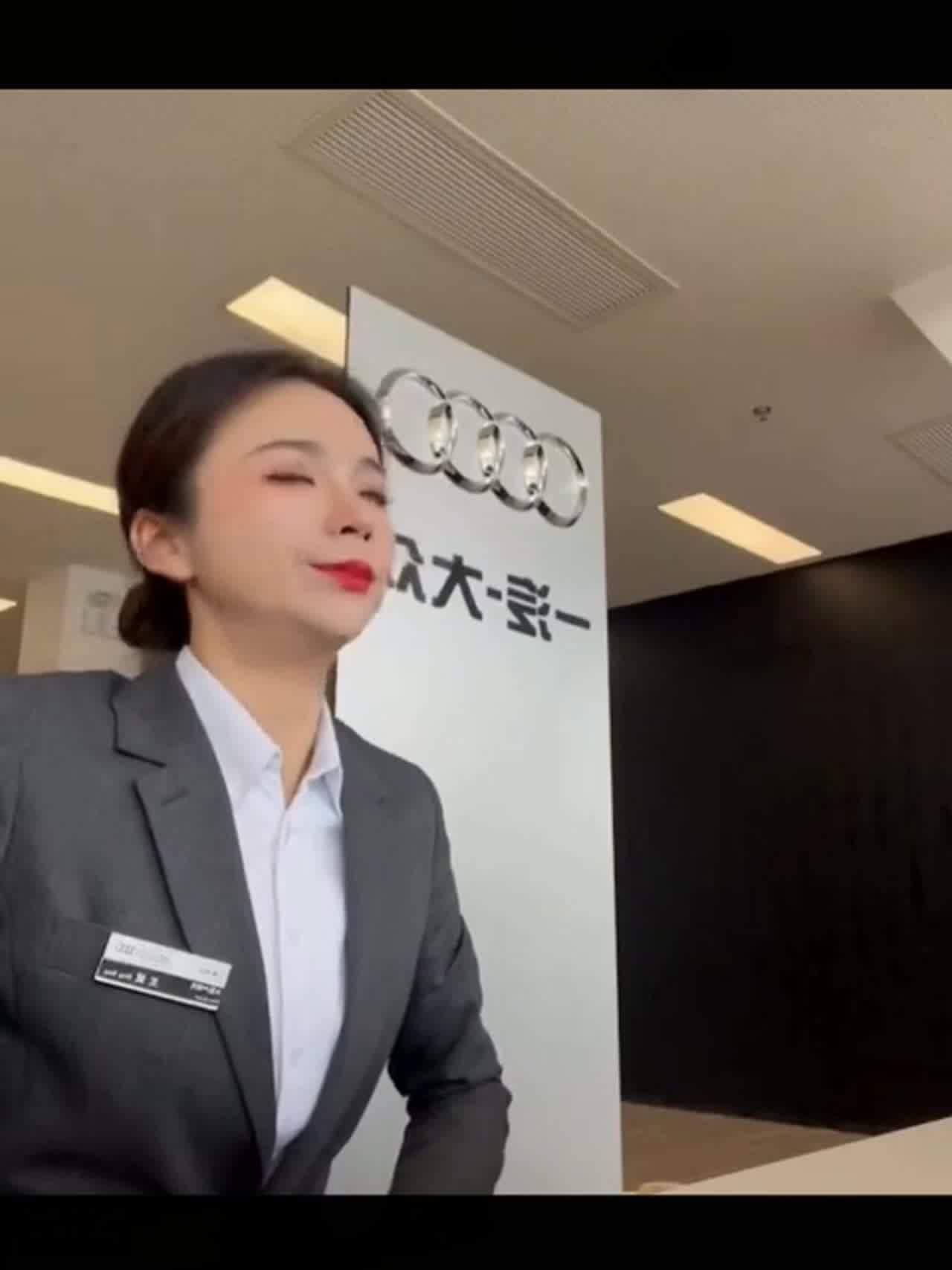  奥迪销冠卖车乳香妹 人肉业绩王 的剧照1