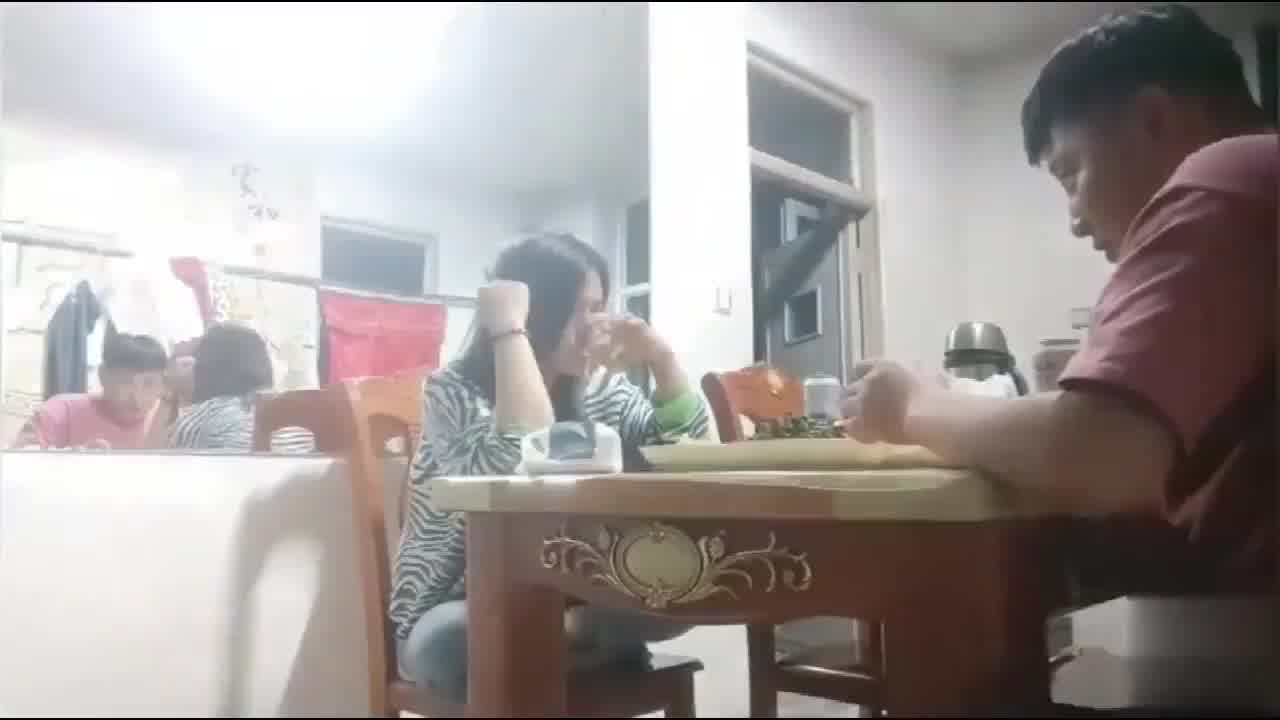  【小姨子快被操死】酒后灌醉真实乱伦，喝了1个多小时(喝酒删减了)，小叔真是全程暴力往死操啊，还内射了 的剧照5