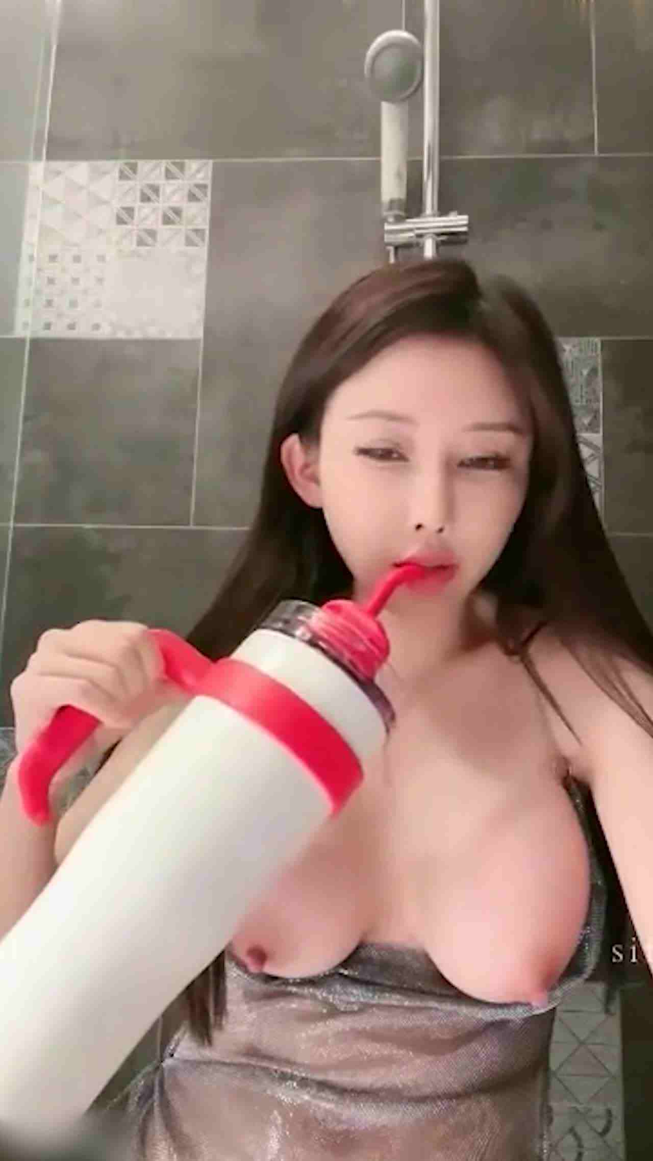  黑丝直播美女 表情叫声一决 的剧照8