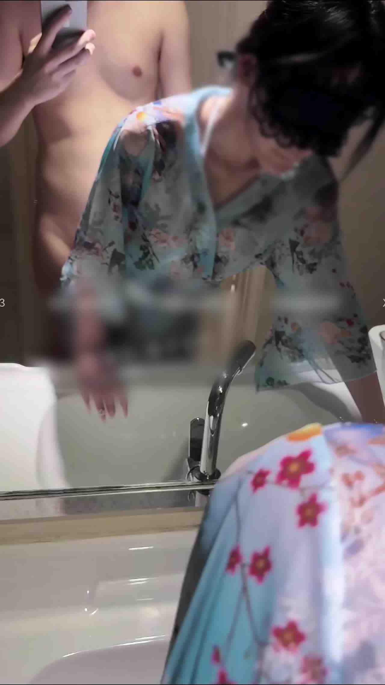  在厕所做爱蒙眼对镜子做爱敏感度UP 的剧照4