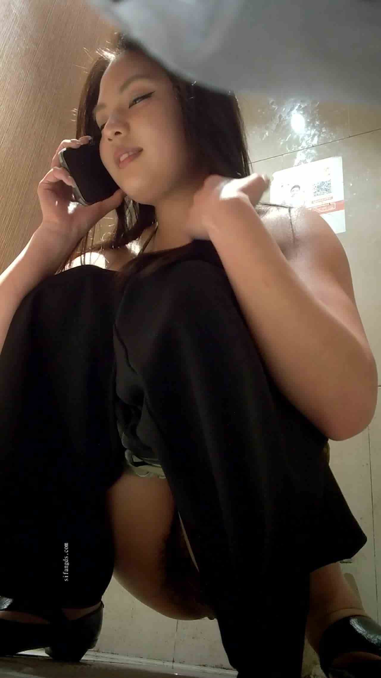  厕所偷拍美女尿尿还讲电话 的剧照7