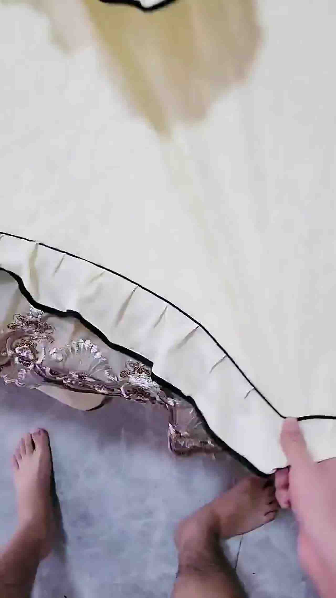  深夜开车调教淫荡小母狗，，露脸乖巧听话又风骚，深喉口交大鸡巴，激情上位让小哥玩着骚奶子，淫声荡语不断 的剧照1