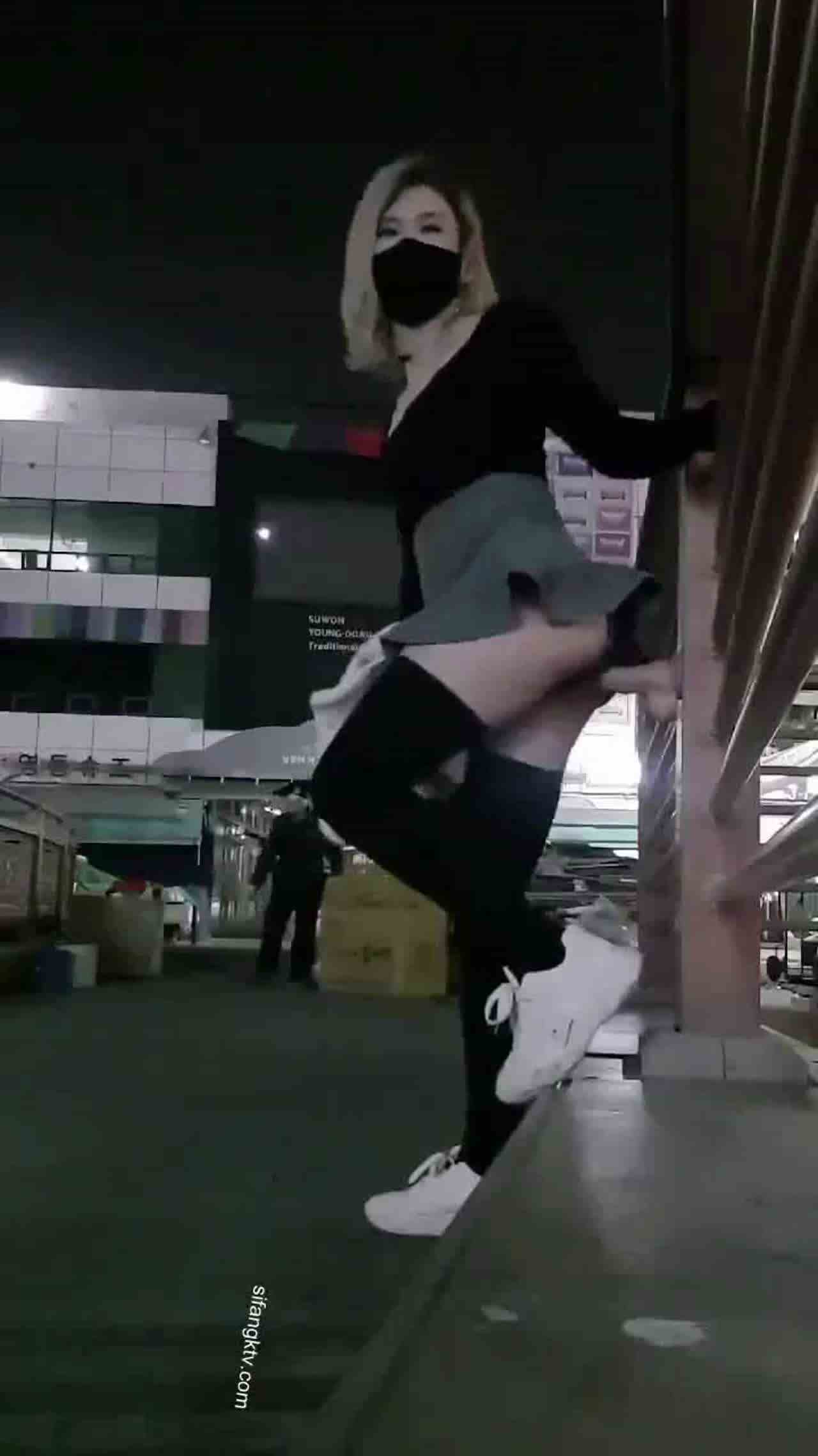  户外偷偷假屌插逼 的剧照6